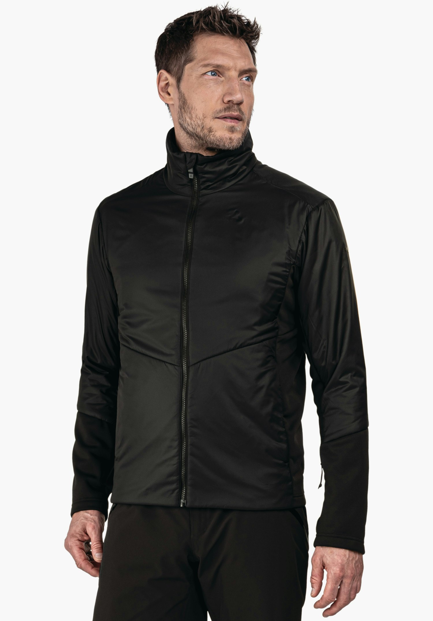 Ins Jacket Style Pontre MNS schwarze Steppjacke, getragen von einem stehenden Mann, der leicht nach rechts blickt; hellweißem Studiohintergrund, Vorderansicht mit durchgehendem Reißverschluss und hoch geschlossenem Kragen.