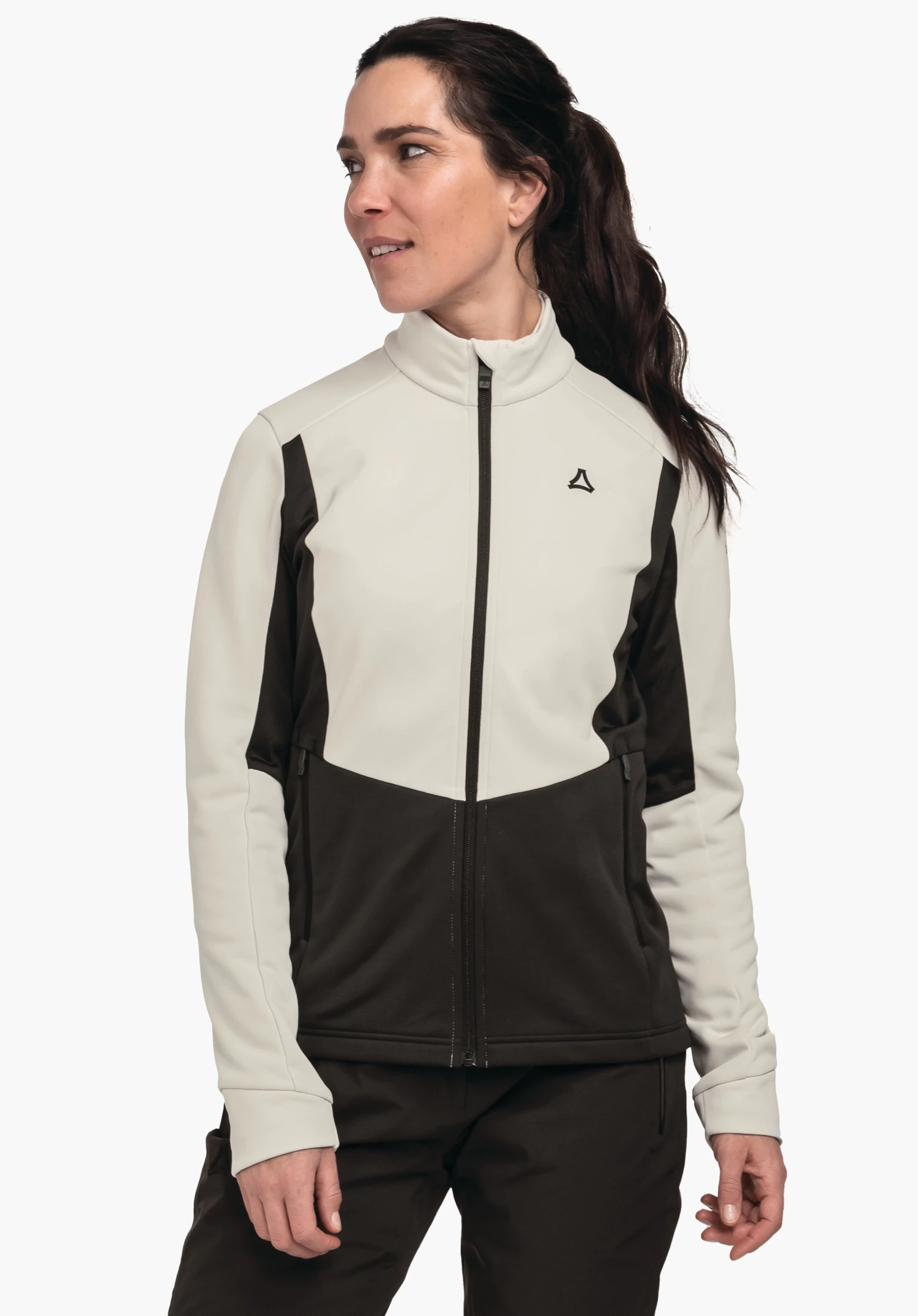 Fleece Jk Style Pontre WMS Softshelljacke wird von Frau getragen, hellweiß oben, dunkelgrau unten, durchgehender Reißverschluss, Schöffel-Logo auf Brust; Frau blickt seitlich vor hellem Hintergrund.