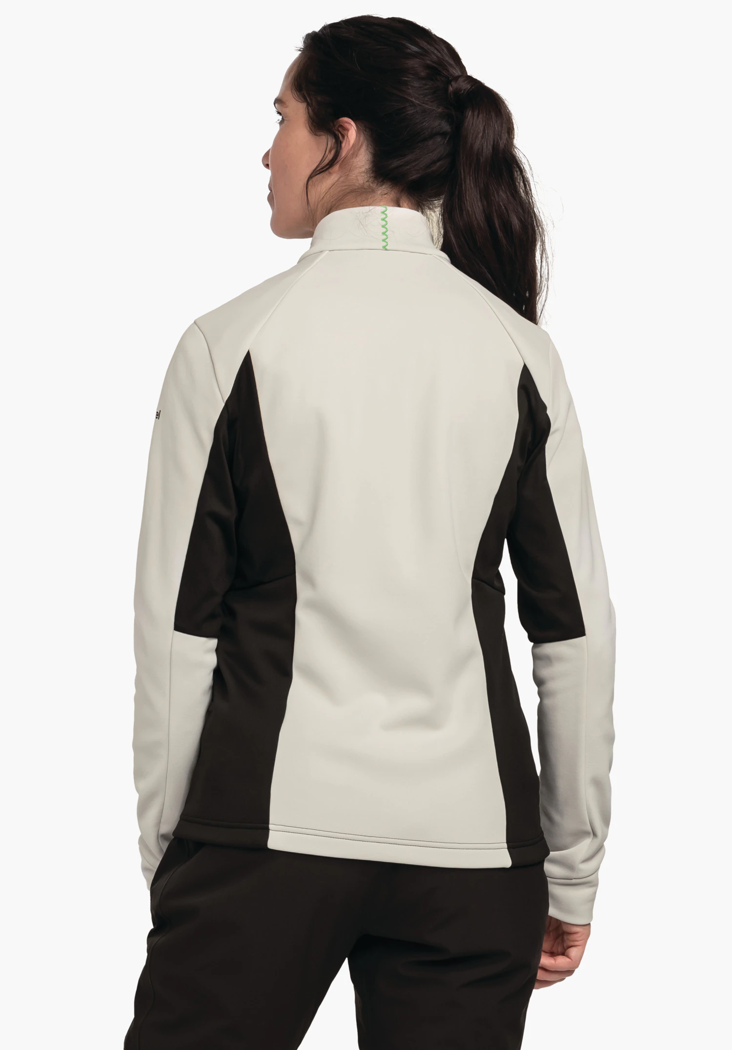Fleece Jk Style Pontre WMS Sportjacke, hellweiß mit schwarzen Seiteneinsätzen; steht aufrecht mit dem Rücken zur Kamera, Kopf leicht nach links gedreht; neutraler heller Hintergrund, Haare zu einem Pferdeschwanz gebunden.