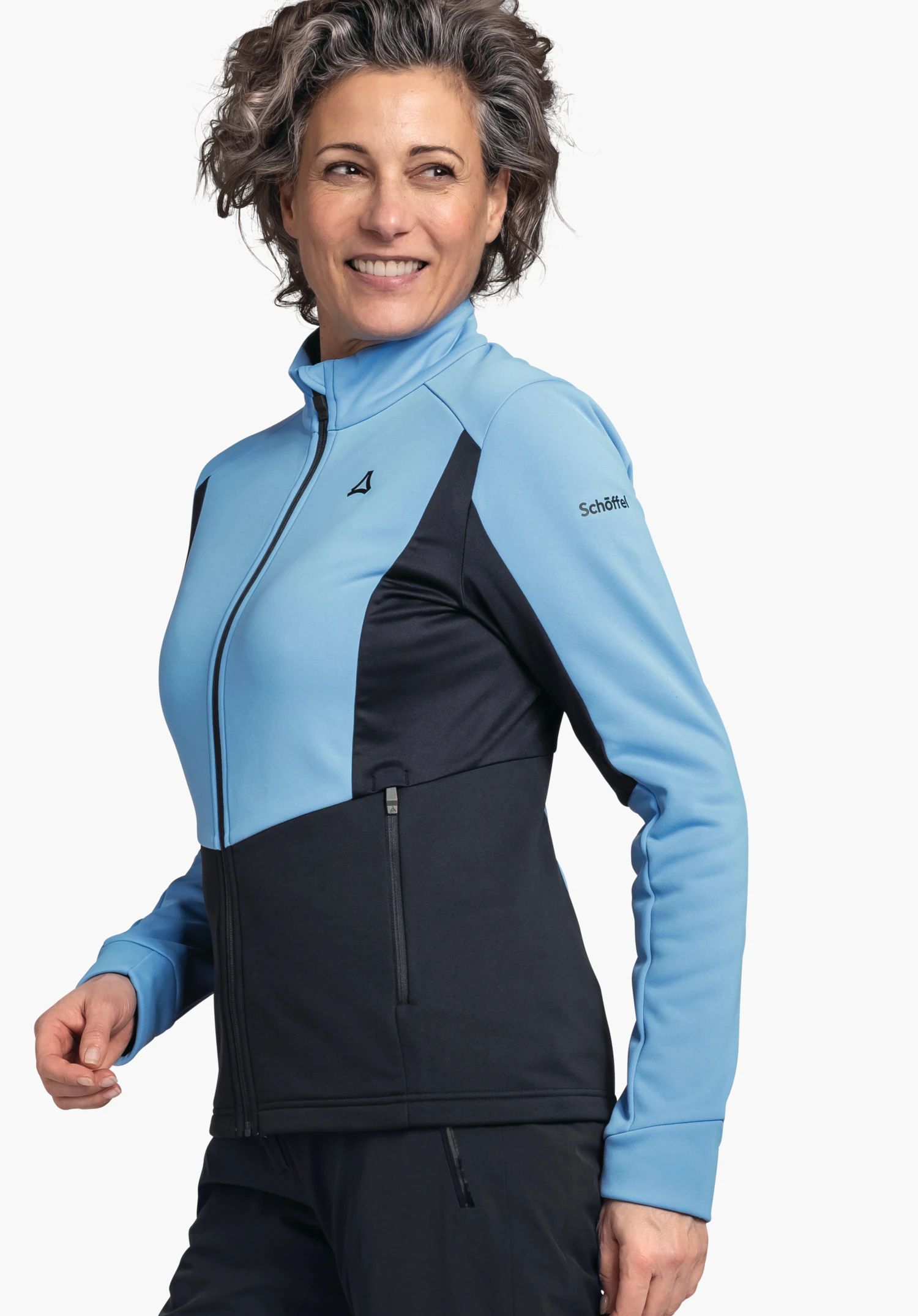 Fleece Jk Style Pontre WMS hellblau-dunkelblau Jacke, getragen von einer lächelnden Frau, frontal leicht nach rechts gewandt, vor weißem Hintergrund; Schöffel-Logo auf der Brust. Text: "Schöffel".