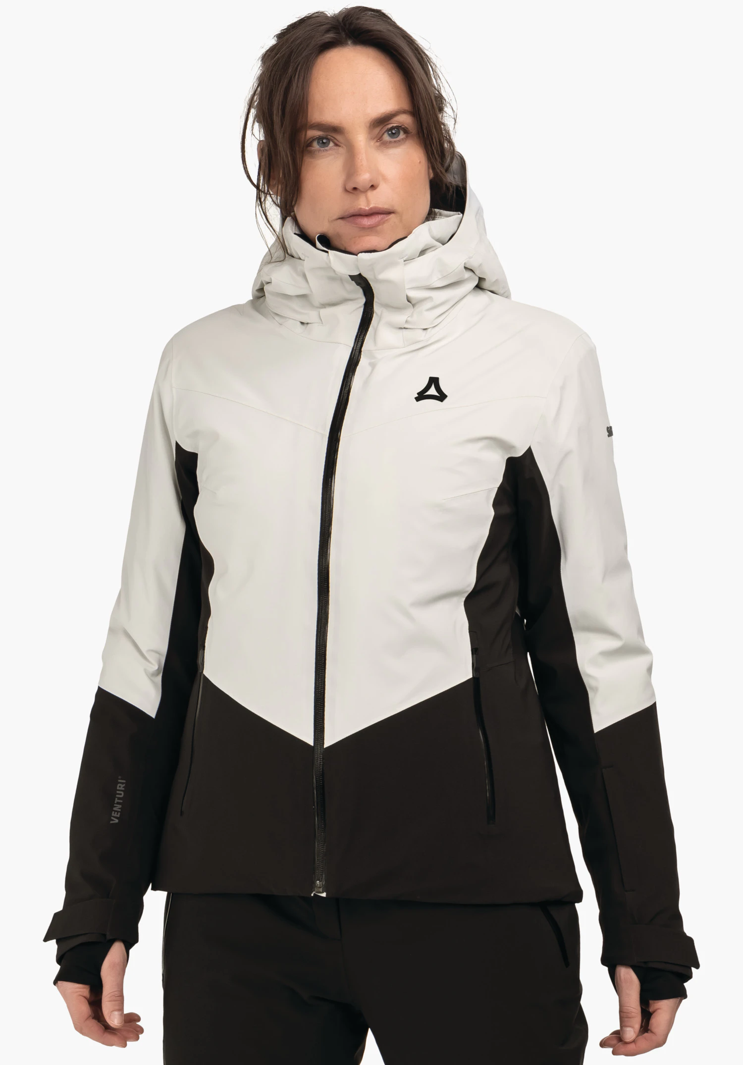 Jacket Style Safuna WMS jack, gedragen door een vrouw die zijwaarts kijkt; Schöffel-logo op de borst; boven wit en onder zwart; capuchon en ritssluiting; witte studioachtergrond. Tekst: "VENTURI"