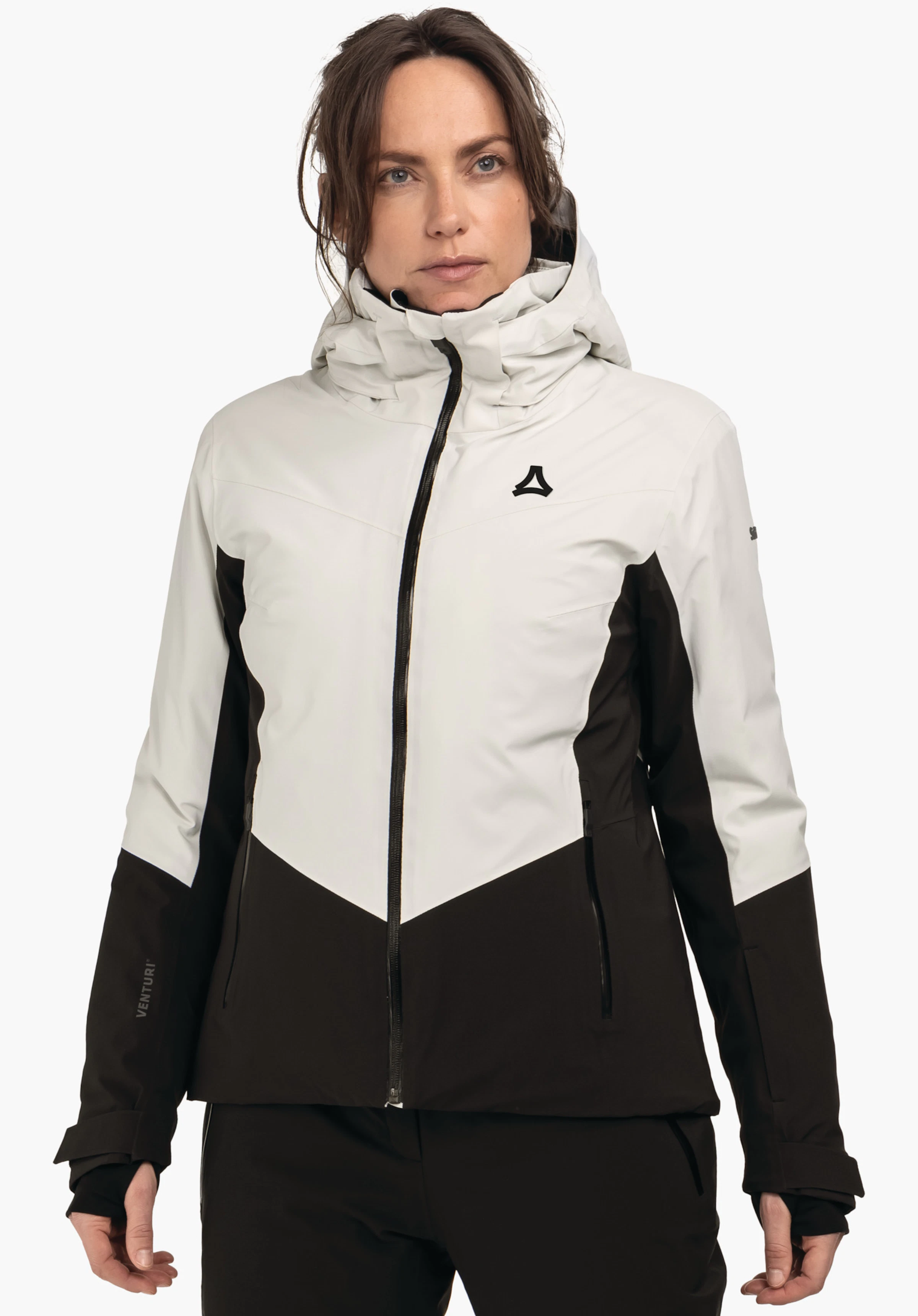 Jacket Style Safuna WMS jack, gedragen door een vrouw die zijwaarts kijkt; Schöffel-logo op de borst; boven wit en onder zwart; capuchon en ritssluiting; witte studioachtergrond. Tekst: "VENTURI"