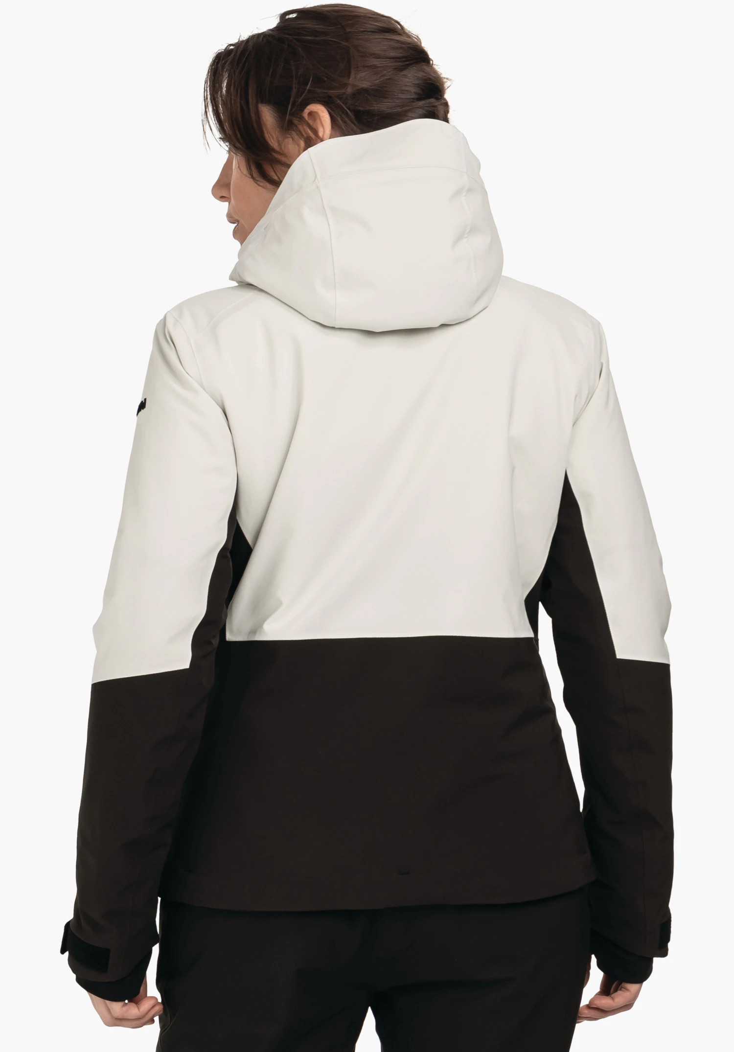 Jacket Style Safuna WMS lichtwitte en zwarte jas, gedragen door een vrouw met capuchon omhoog, achteraanzicht, staande persoon voor een neutrale lichte achtergrond.