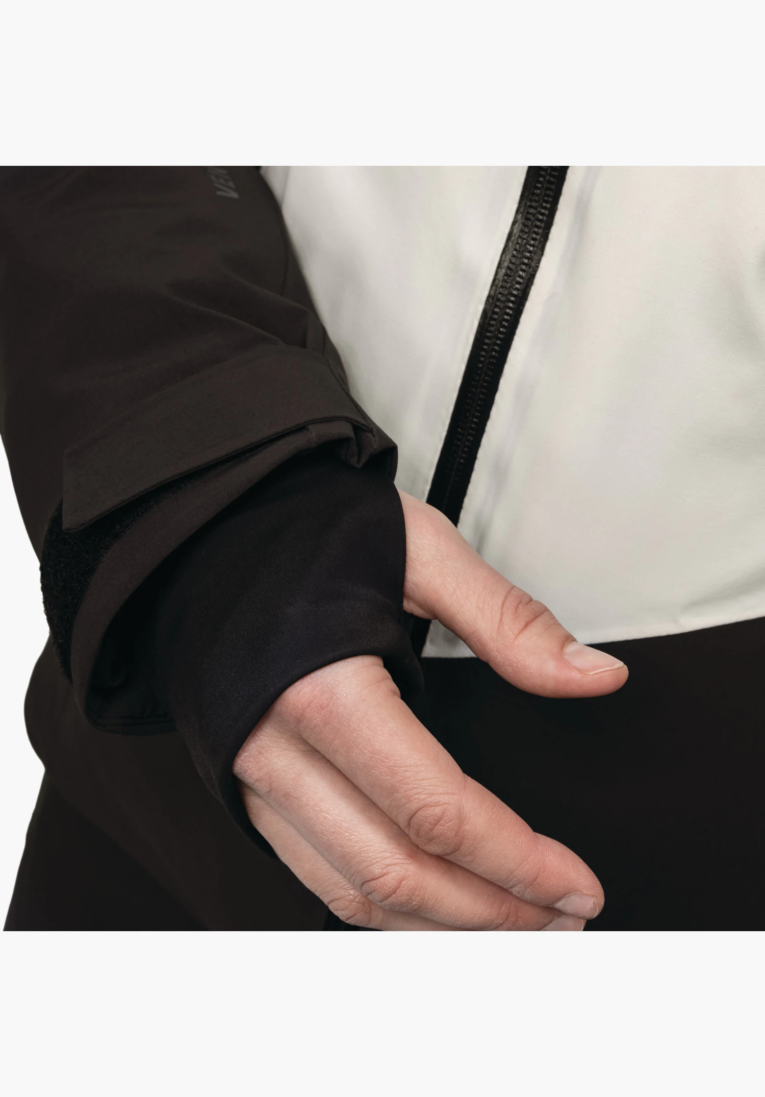 Jacket Style Safuna WMS toont de verstelbare manchet met klittenband en elastische binnenmanchet, evenals de ritssluiting in contrast met de kleur natur; close-up voor een witte/neutrale achtergrond.
