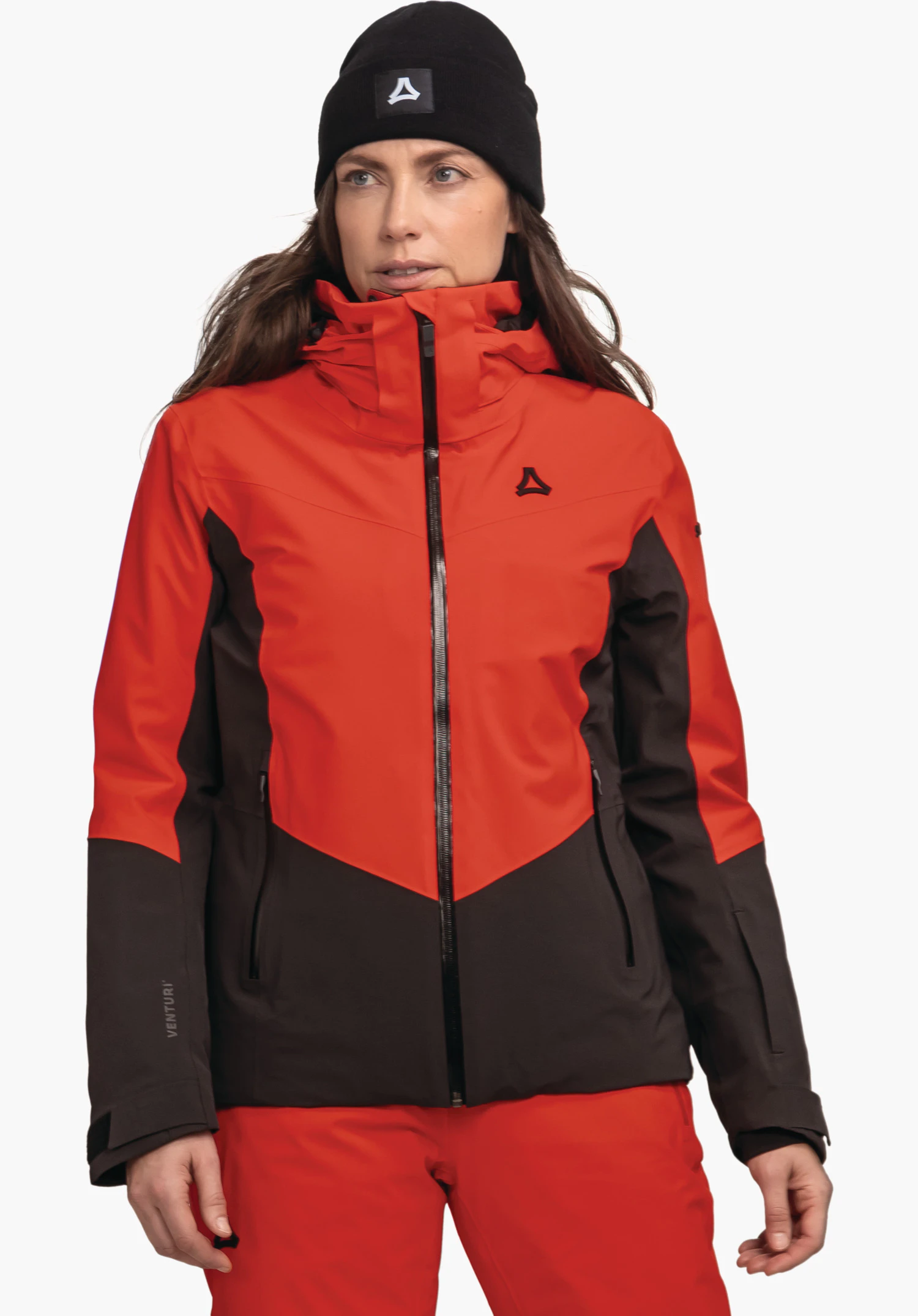 Jacket Style Safuna WMS rood-zwarte skijas met Schöffel-logo; vrouw draagt deze en staat zijwaarts kijkend; neutrale witte studioachtergrond. Tekst in beeld: VENTURI.