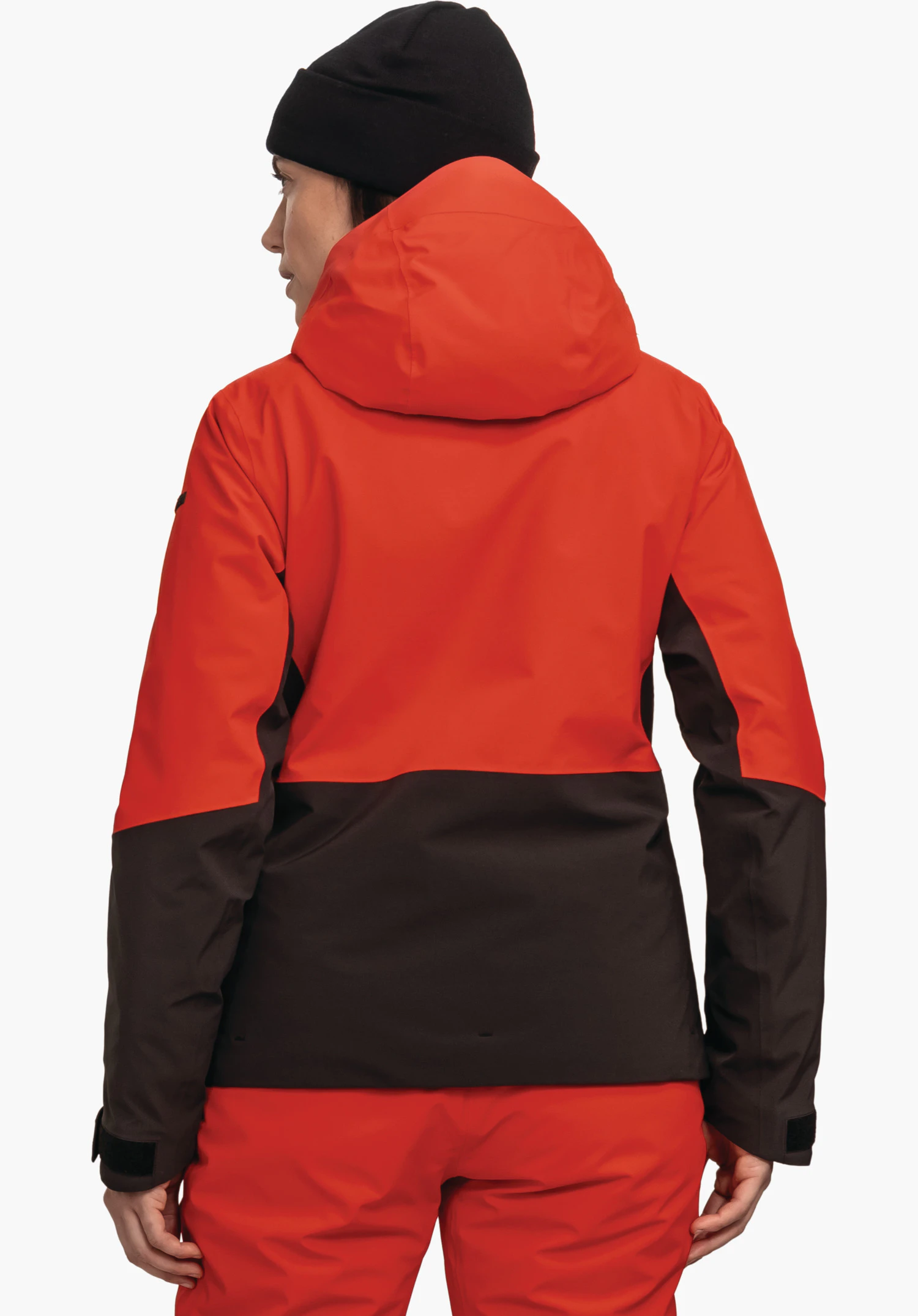Jacket Style Safuna WMS rode outdoorjas, gedragen door een persoon; capuchon omhoog, mouwen en onderrug zwart, persoon draagt een zwarte muts, witte achtergrond.