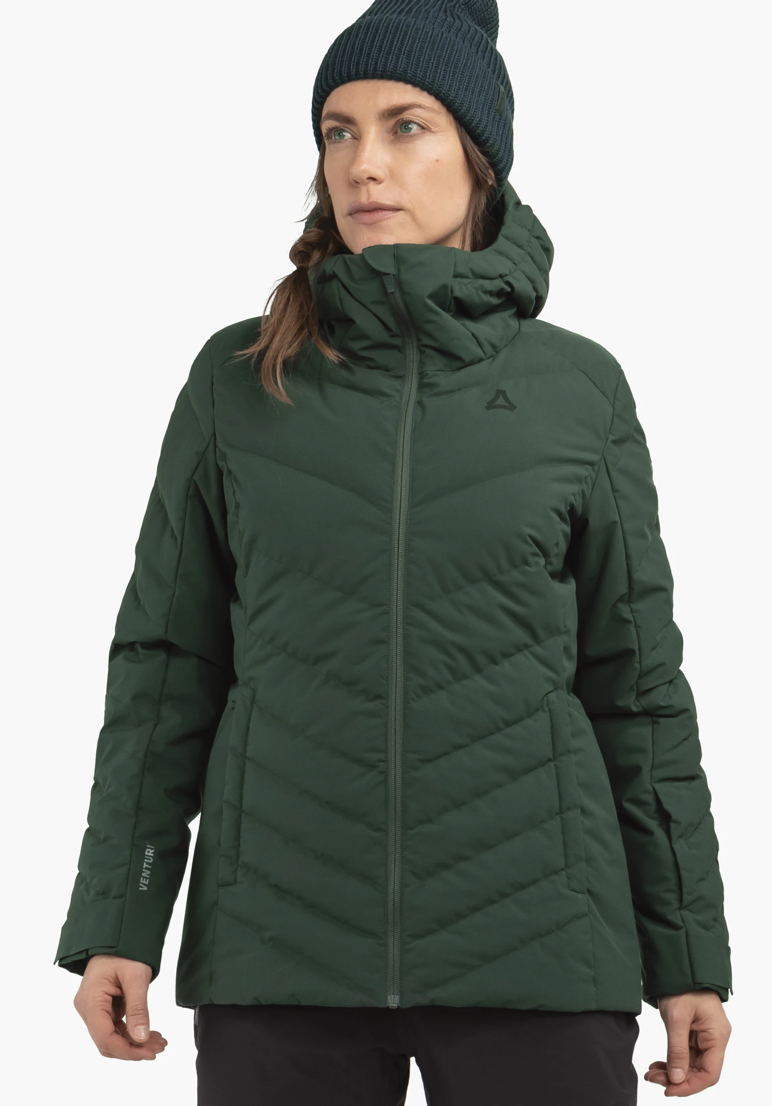 Jacket Style Alerce WMS donkergroene gewatteerde winterjas, ritssluiting gesloten, met Schöffel-logo op de borst, gedragen door een persoon voor een witte achtergrond. Tekst op de linker mouw: VENTURI.