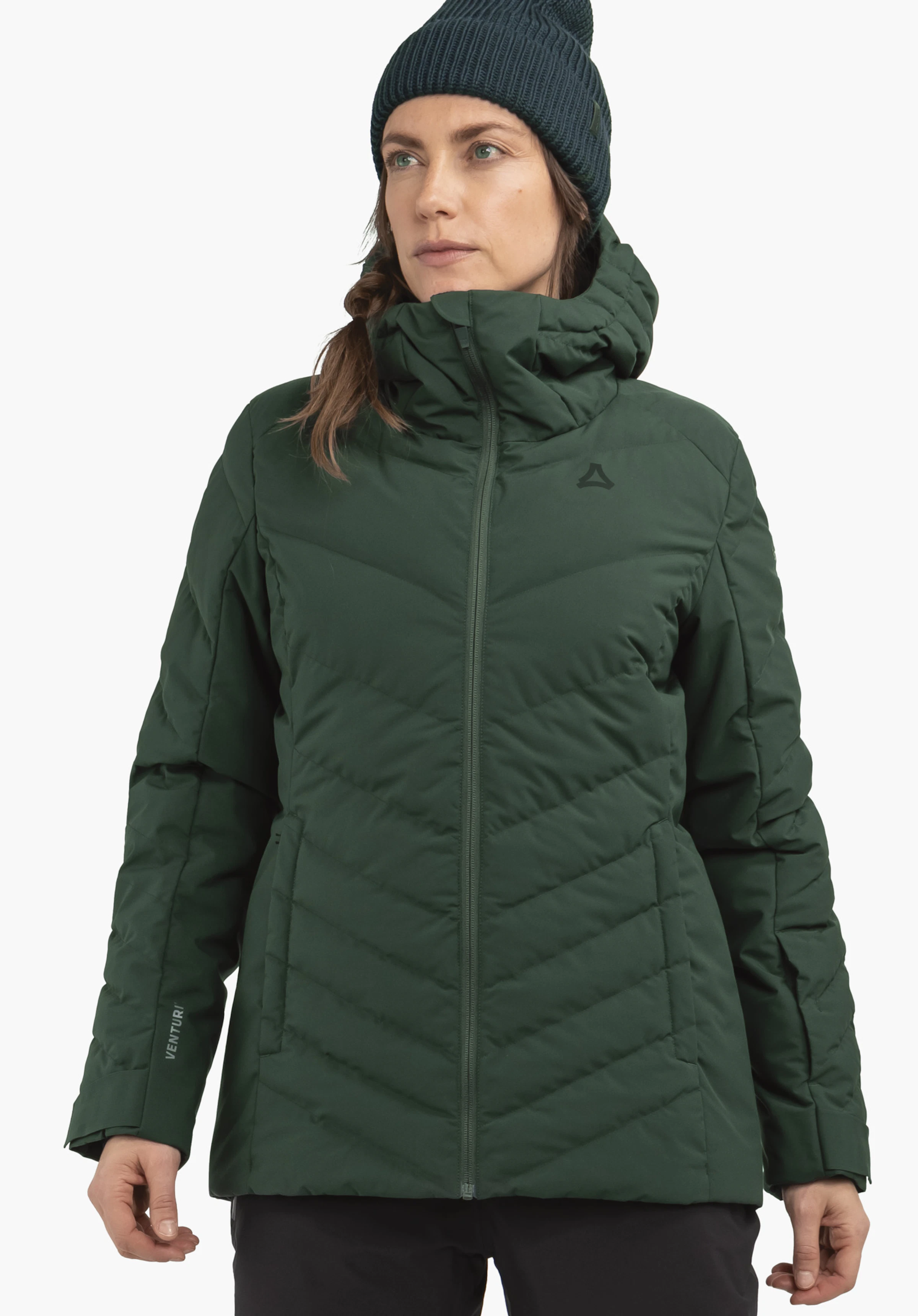 Jacket Style Alerce WMS donkergroene gewatteerde winterjas, ritssluiting gesloten, met Schöffel-logo op de borst, gedragen door een persoon voor een witte achtergrond. Tekst op de linker mouw: VENTURI.