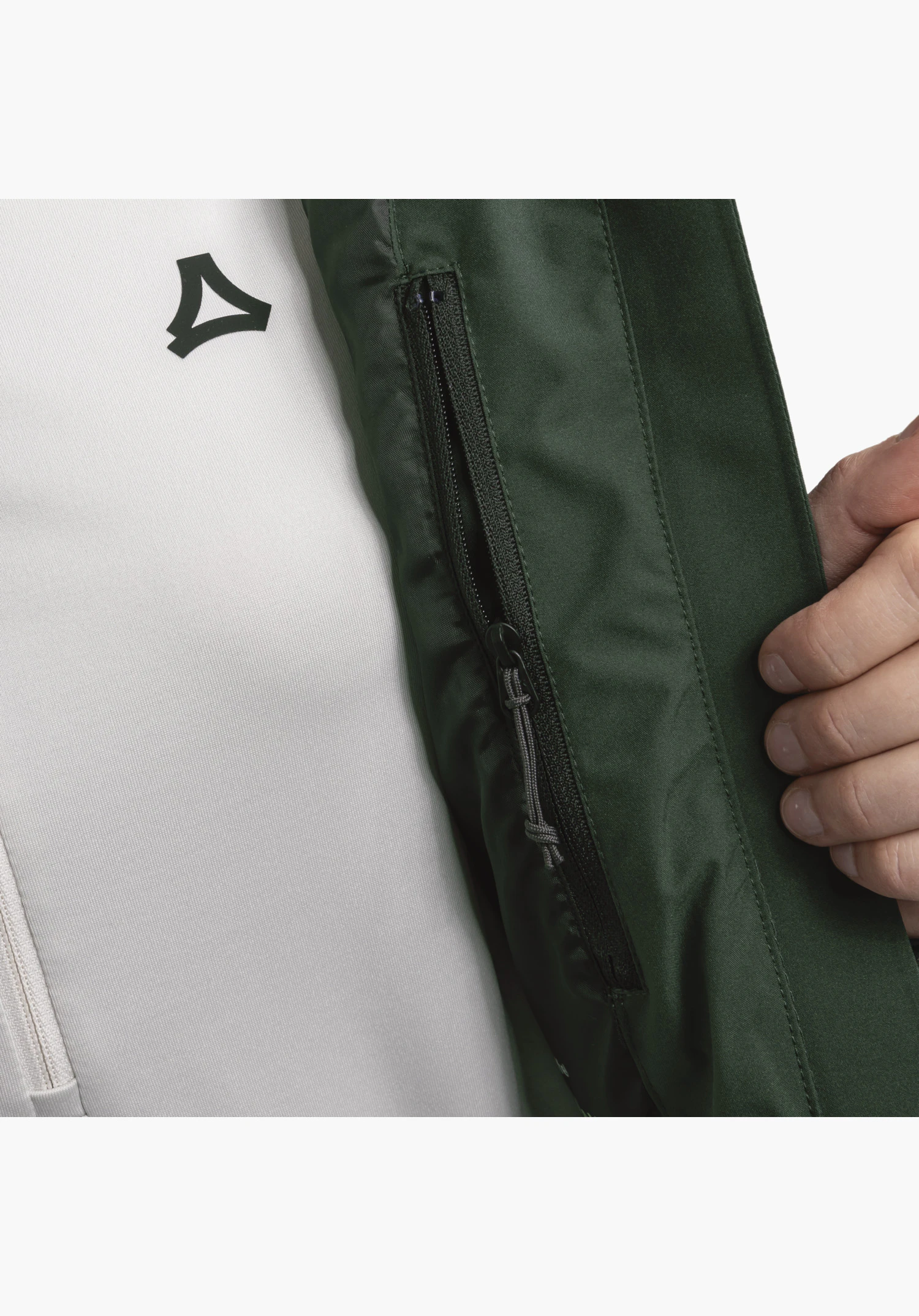 Jacket Style Alerce WMS toont een binnenzak met rits op de groene voering, naast een zichtbaar zwart Schöffel-logo op een witte achtergrond, close-up voor een witte/neutrale achtergrond.