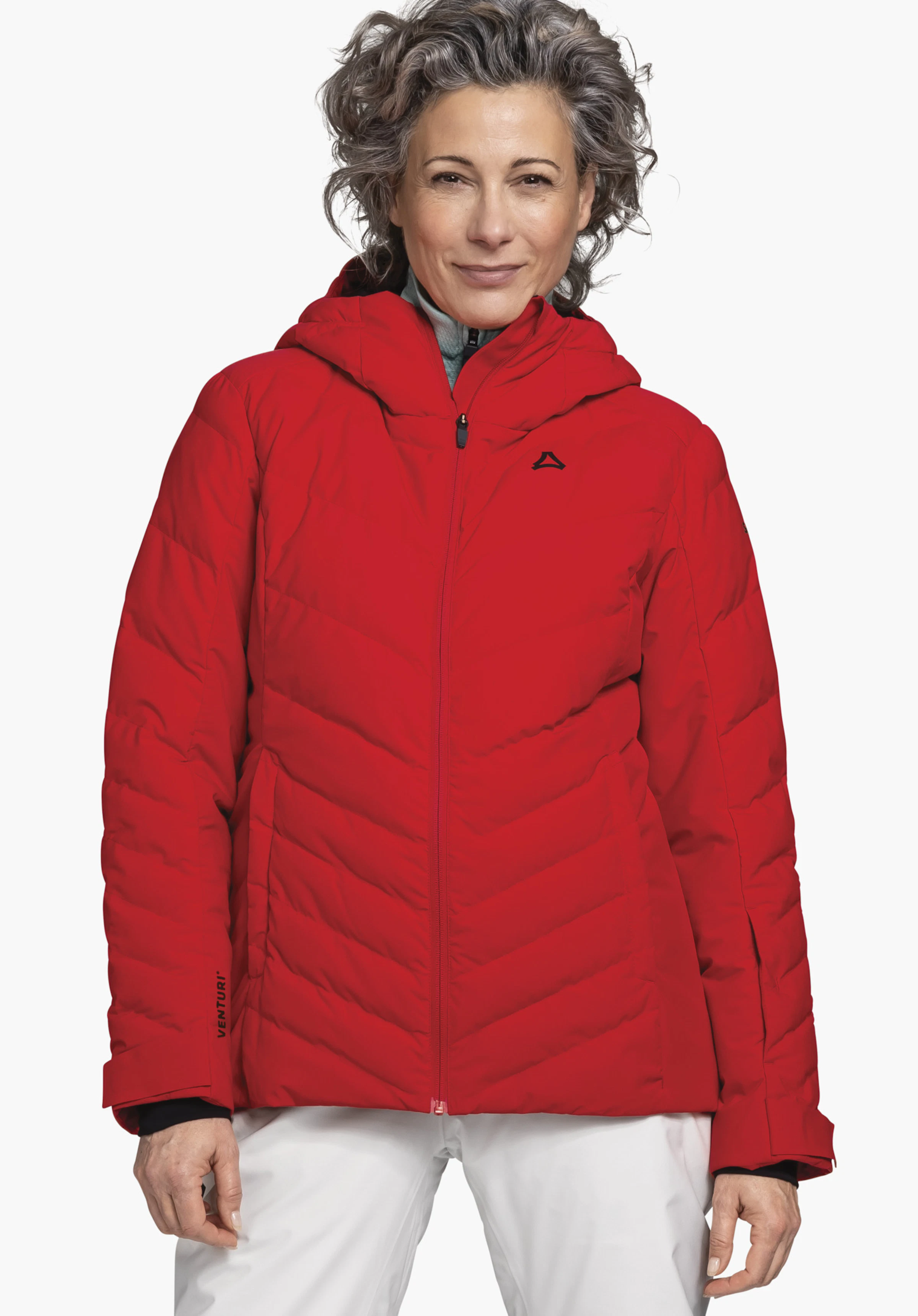 Jacket Style Alerce WMS lichtrode donzen jas met Schöffel-logo, gedragen door een persoon; mouwtekst "VENTURI" zichtbaar; staat voor een witte achtergrond, gecombineerd met witte broek.