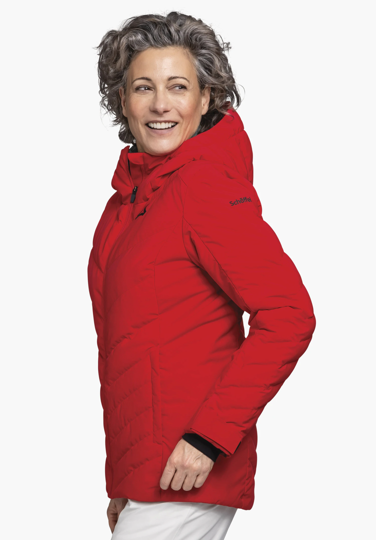 Jacket Style Alerce WMS rode damesjas, gedragen door een vrouw met lichtgrijs haar die glimlachend opzij kijkt; witte achtergrond. Tekst op de mouw: "Schöffel".
