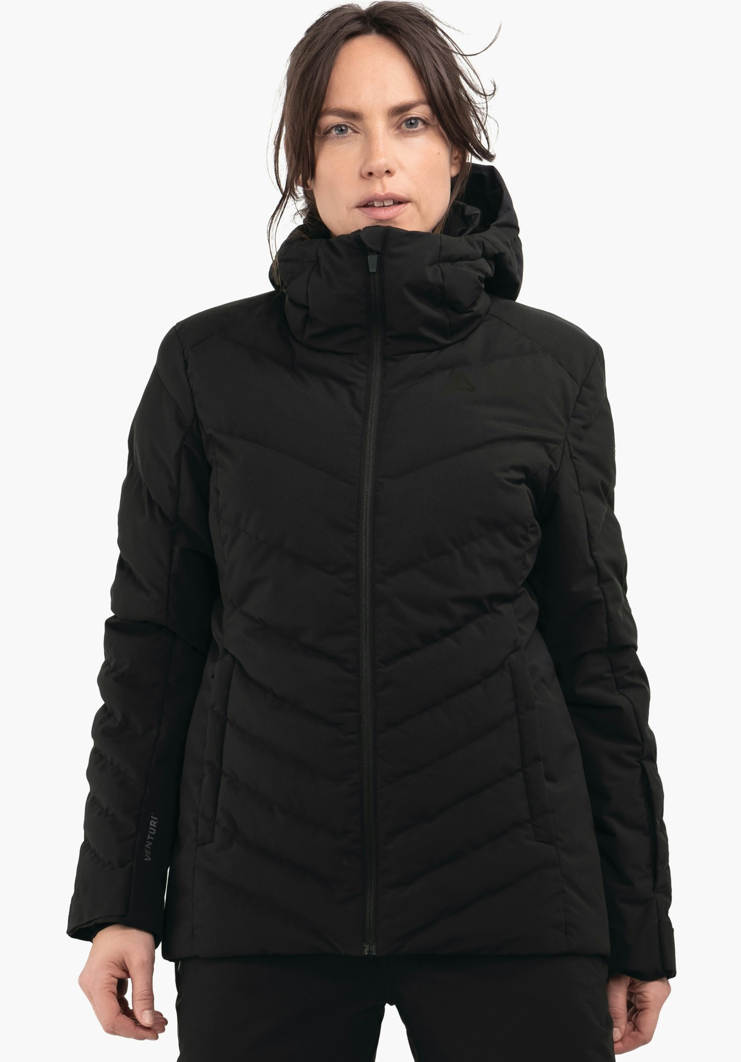 Jacket Style Alerce WMS black quilted jacket with hood, worn by a woman standing front-facing with zip closed; light off-white background; Schöffel logo on the chest; sleeve text: “VENTURI”.