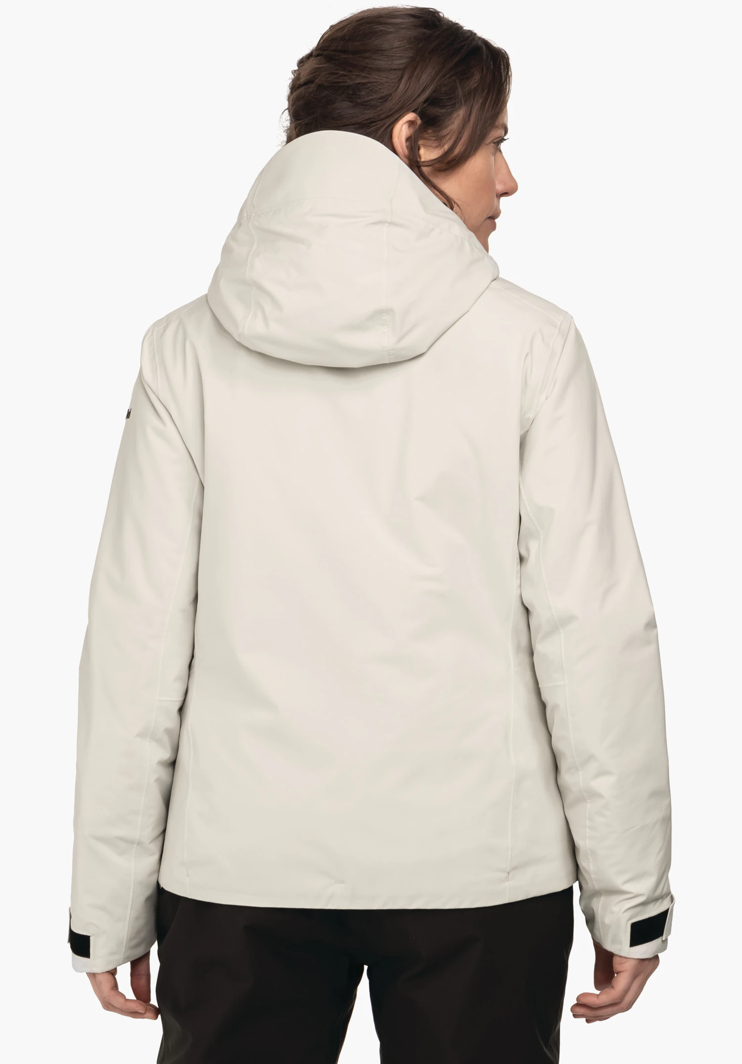 Jacket Style Nollen WMS lichtwitte jas, gedragen door een persoon in achteraanzicht met capuchon omhoog voor een witte achtergrond; Schöffel-logo op de linkermouw, persoon met donkerbruin haar.