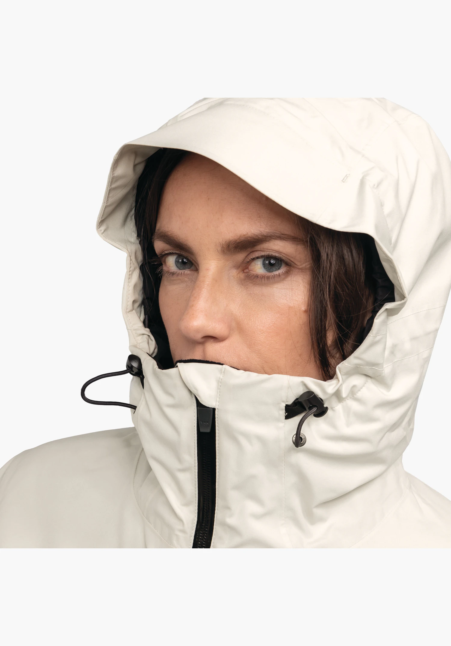 Jacket Style Nollen WMS toont de hoogsluitende kraag met capuchon en klep evenals de verstelbare trekkoorden met zwarte stoppers in de kleur natur. Close-up voor een neutrale achtergrond.