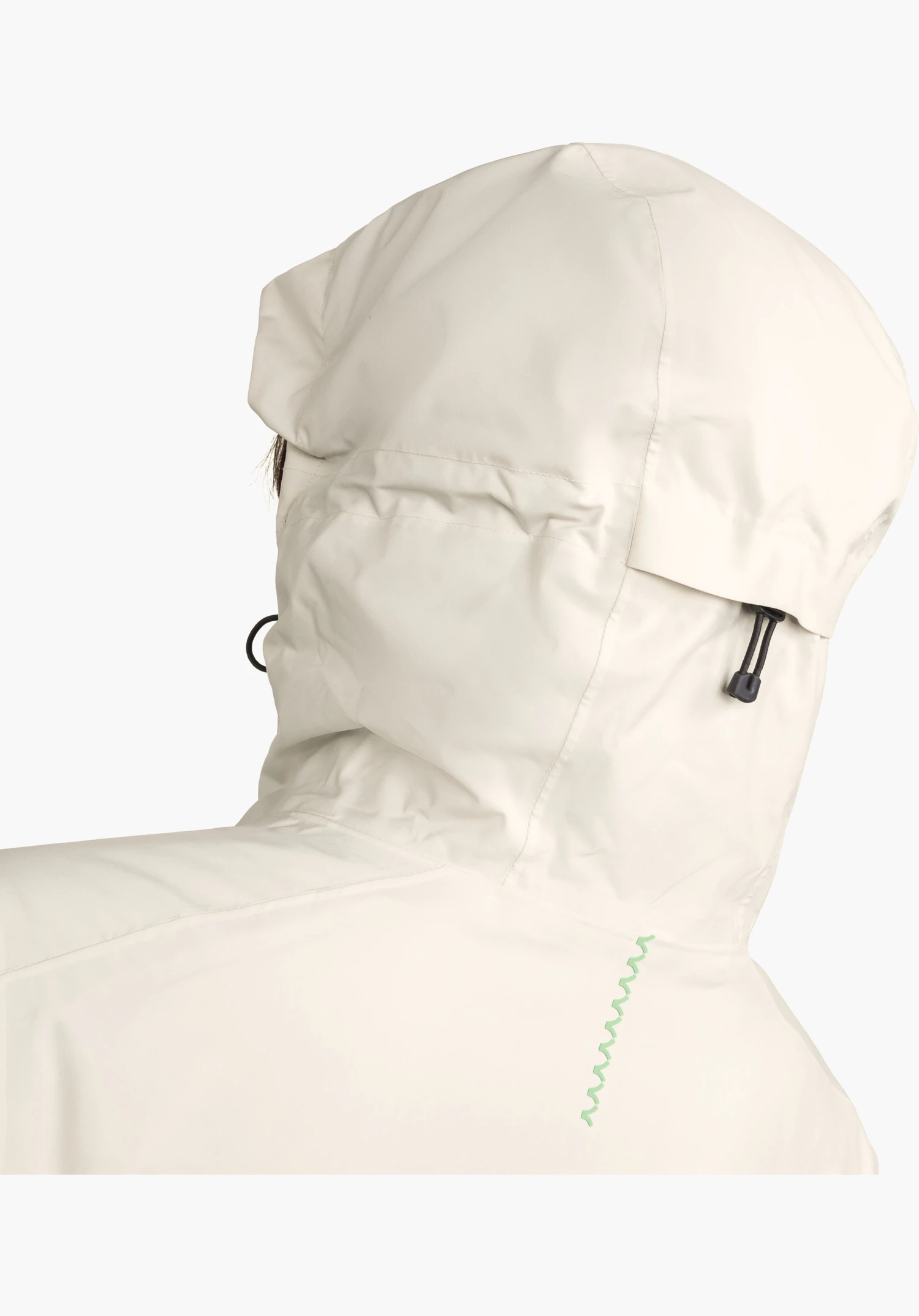 Jacket Style Nollen WMS achteraanzicht van de capuchon in natur met zwarte verstelclip en opvallende groene zigzag-siernaad in de nek, close-up voor een witte achtergrond.