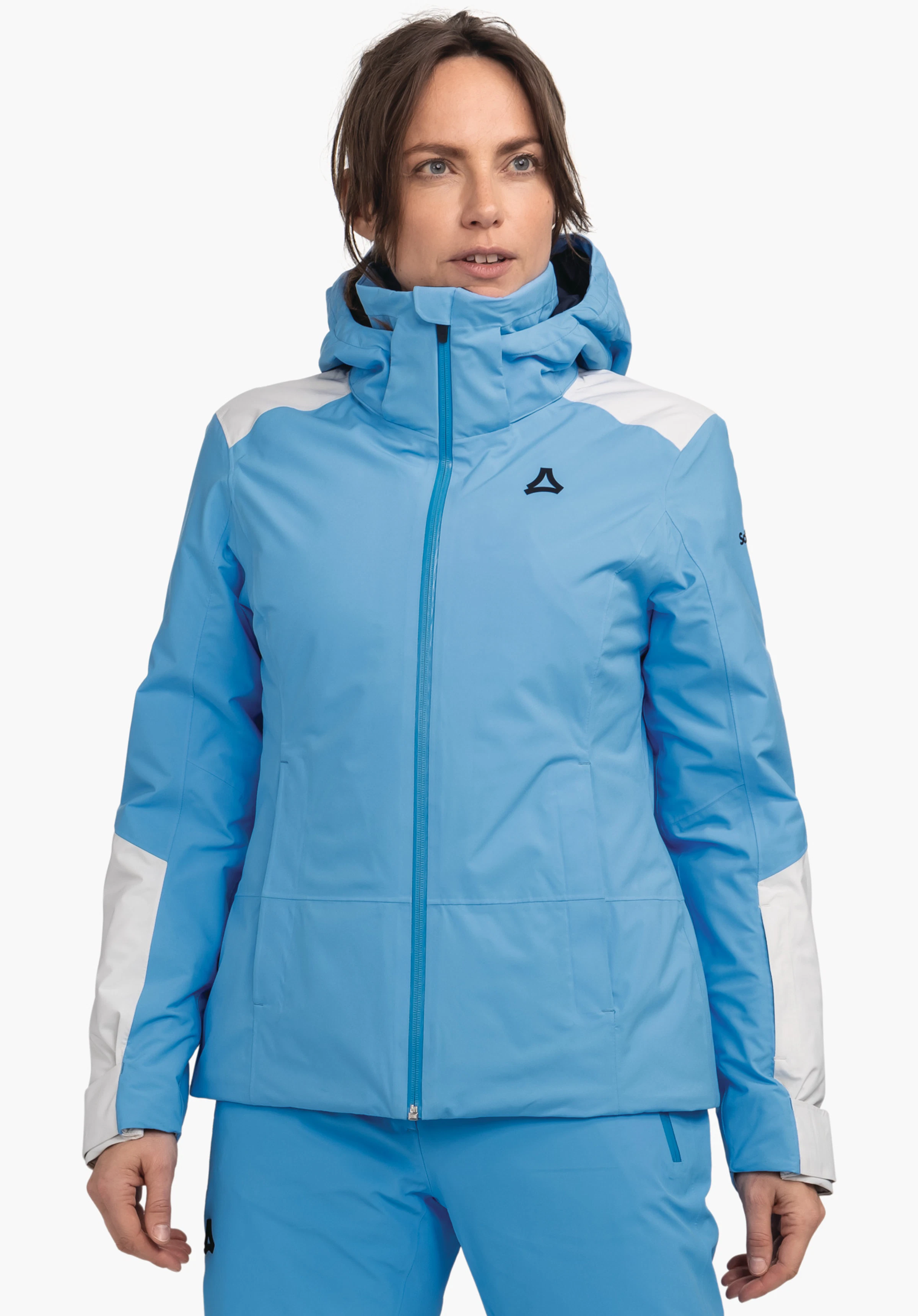 Jacket Style Zandwel WMS veste de ski bleu clair et blanc avec capuche, fermeture éclair fermée; logo Schöffel sur la poitrine; portée par une personne devant un fond blanc. Texte:"Schöffel".