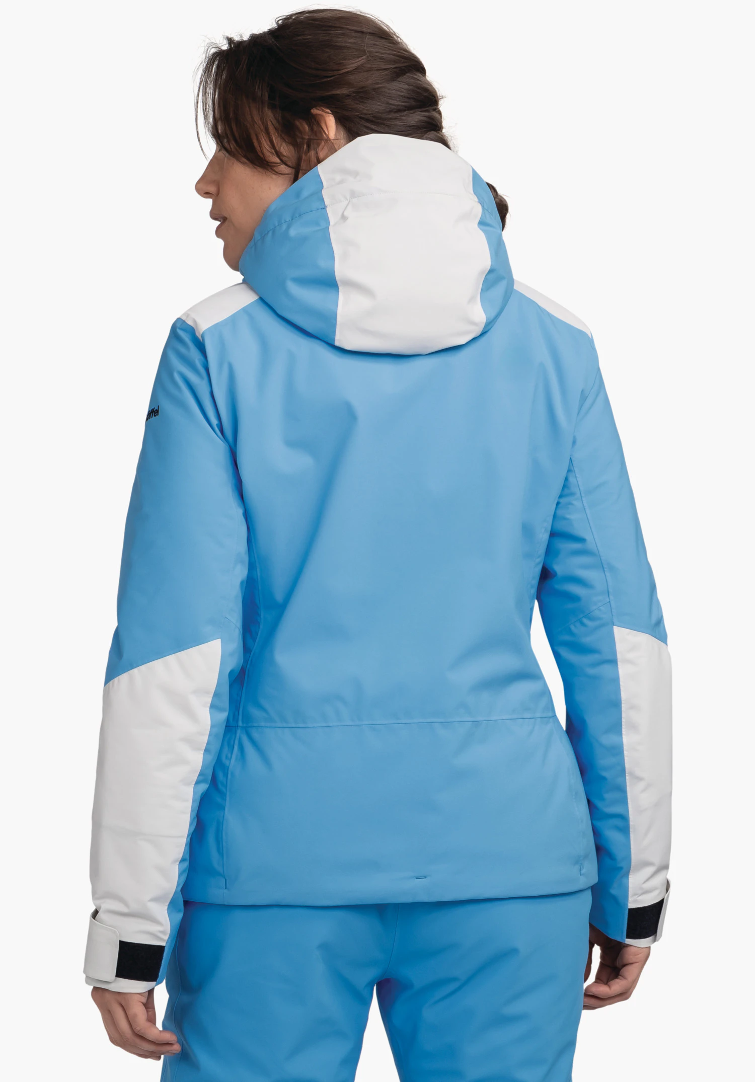 Jacket Style Zandwel WMS veste bleu clair avec capuche blanche et manches blanches; personne la portant de dos; fond studio blanc neutre.