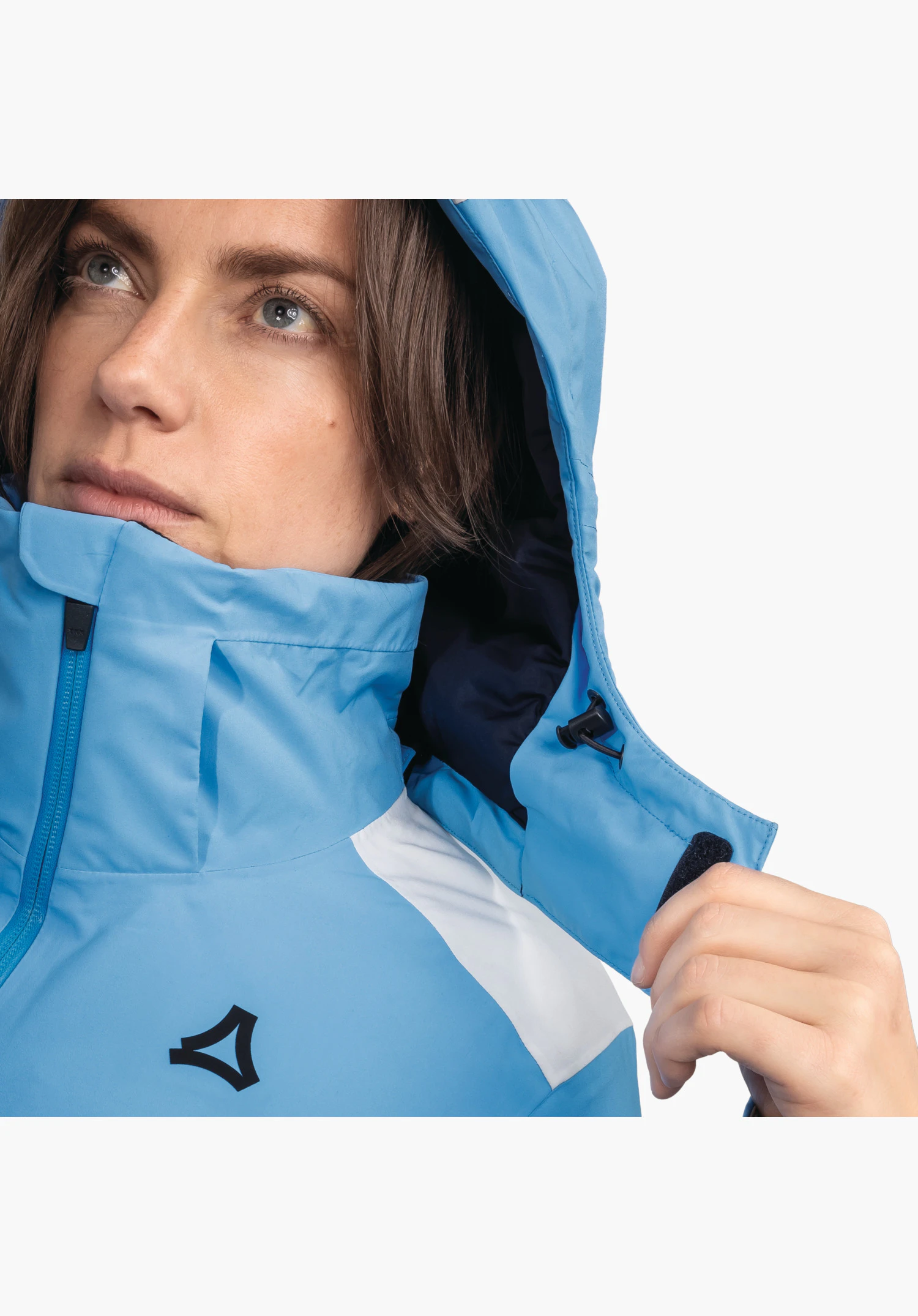 Jacket Style Zandwel WMS montrant le col haut, la capuche et le logo Schöffel noir sur la matière bleue. Gros plan sur fond blanc/neutre.