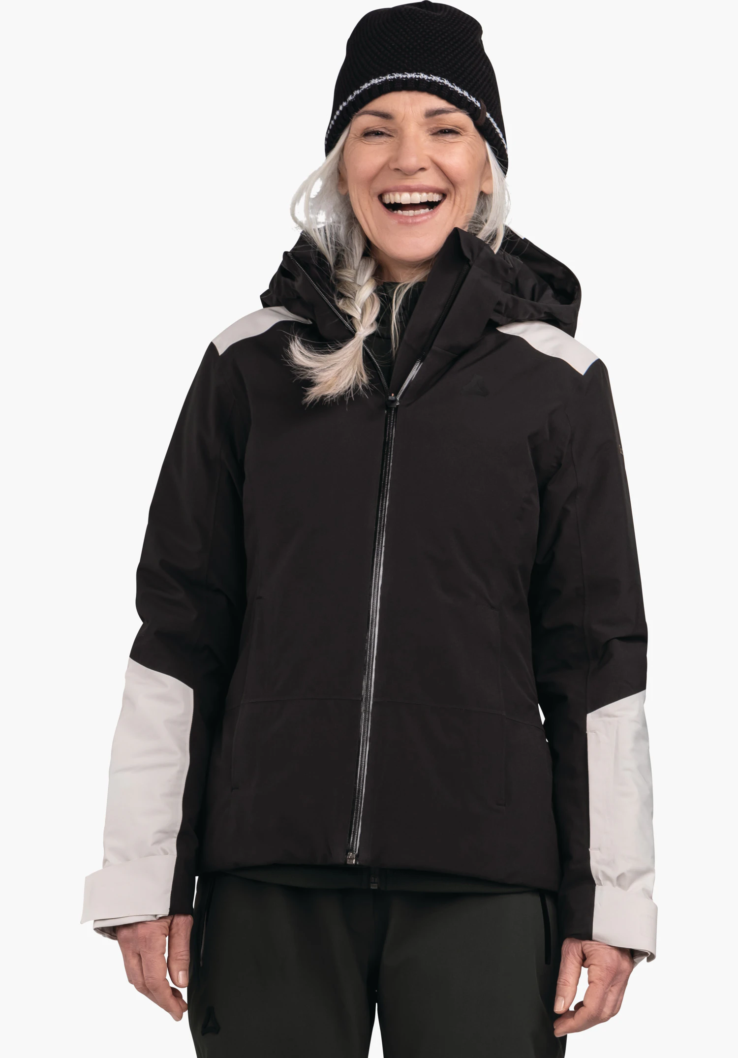 Jacket Style Zandwel WMS veste d’hiver noire intense avec empiècements blancs aux épaules et manches, fermeture éclair frontale, logo Schöffel; portée par une femme souriante aux tresses argentées devant un fond clair.