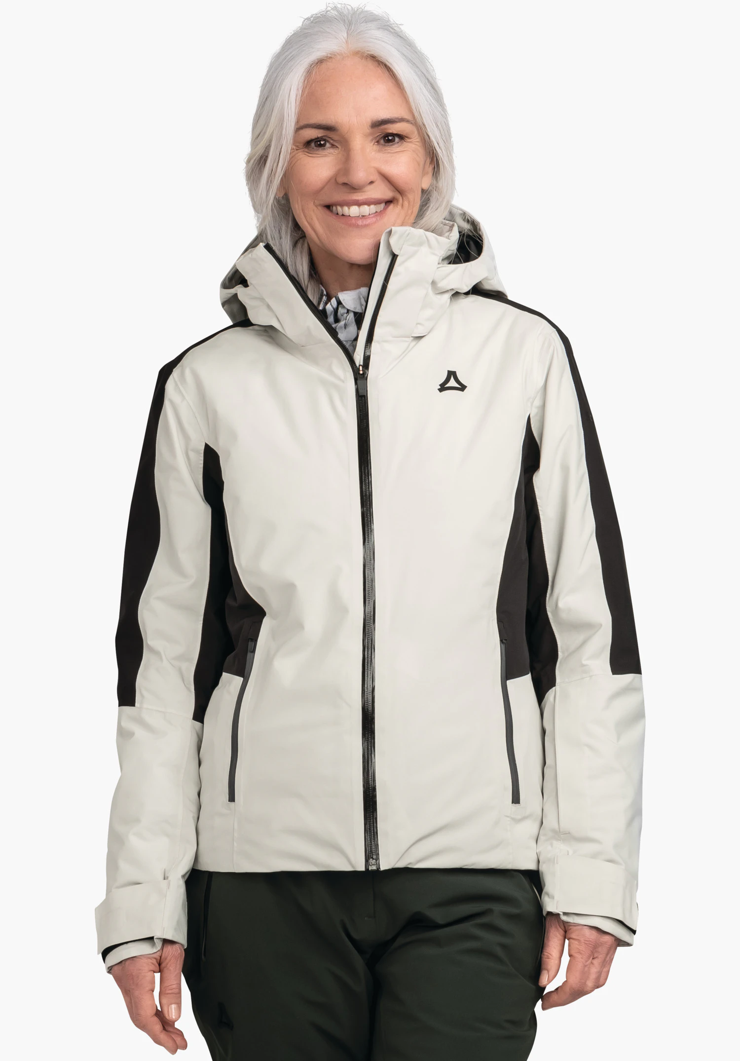 Jacket Style Trifex WMS veste blanc clair avec empiècements noirs et logo Schöffel sur la poitrine, portée par une personne souriante; capuche et fermeture éclair, pantalon vert foncé devant un fond clair.