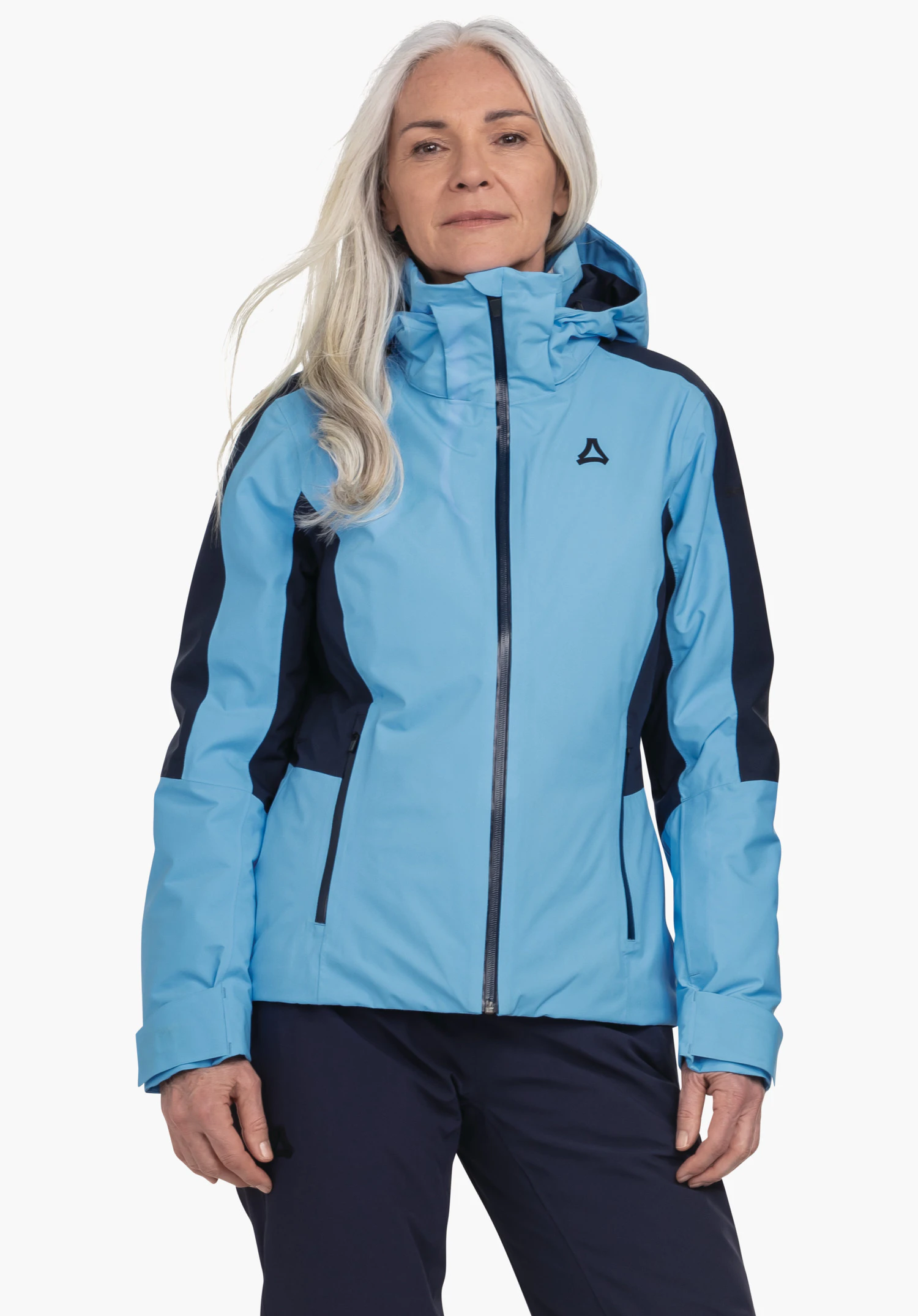 Jacket Style Trifex WMS veste bleu clair avec empiècements bleu foncé et logo Schöffel, portée par une personne debout de face, mains détendues; fond studio blanc neutre.