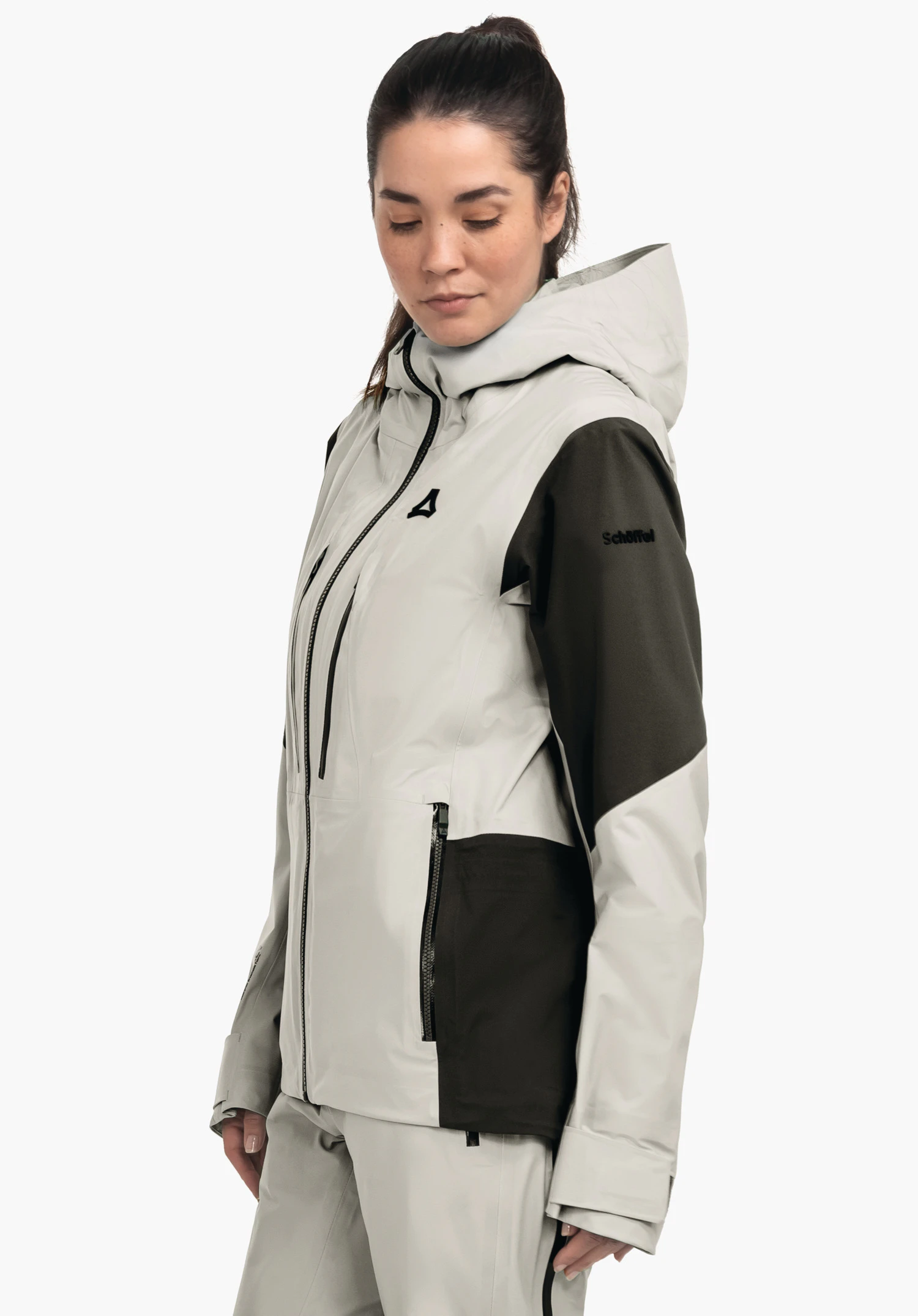Jacket Style Pontre WMS veste rouge clair, portée par une femme légèrement penchée vers l’avant en souriant; col intérieur noir fin, pantalon noir, fond blanc. Texte sur la manche: "Schöffel". Logo Schöffel sur la poitrine., Jacket Style Pontre WMS veste rouge clair, portée par une femme légèrement penchée vers l’avant en souriant; col intérieur noir fin, pantalon noir, fond blanc. Texte sur la manche: "Schöffel". Logo Schöffel sur la poitrine.