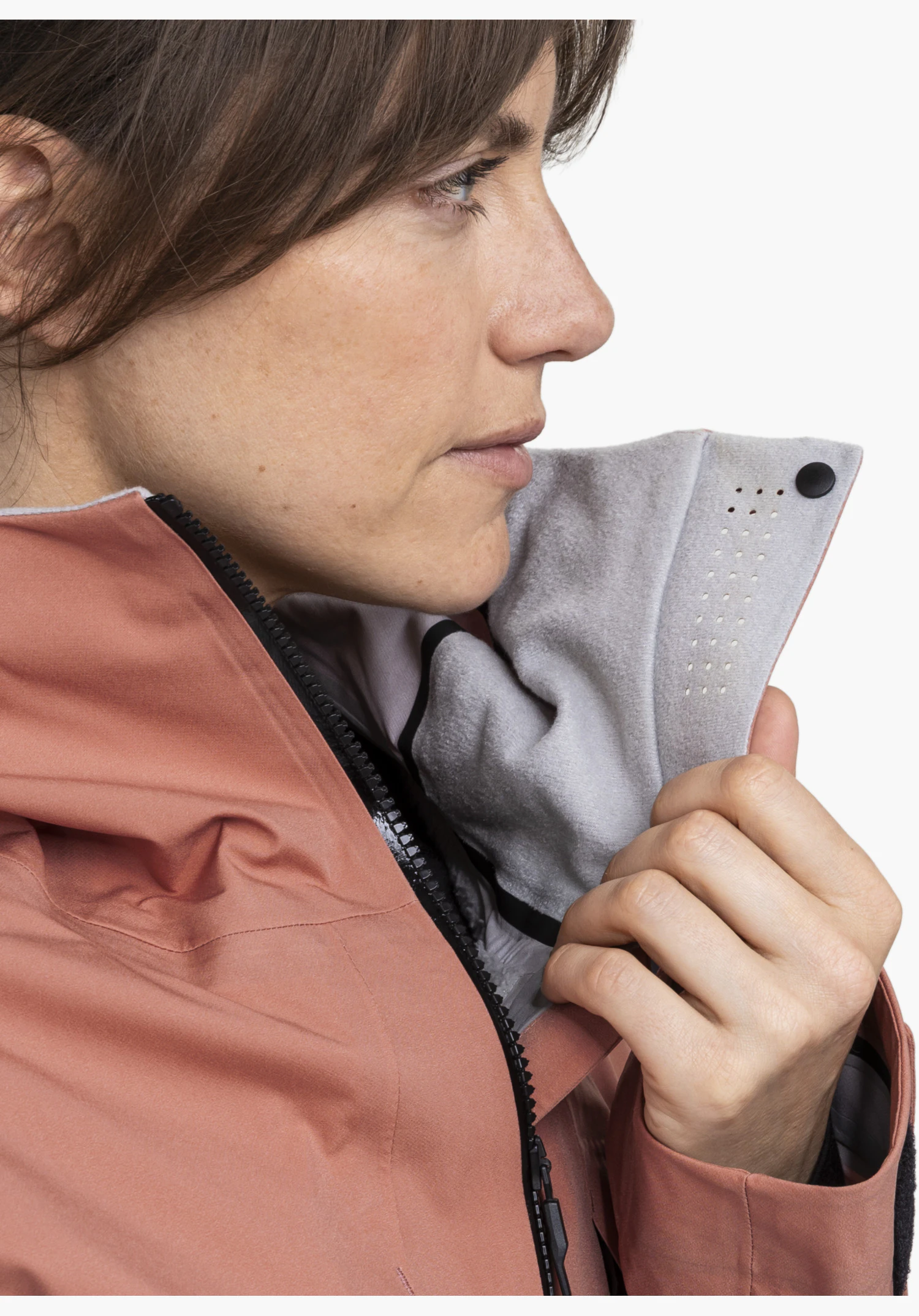 Shell Jk Style Lufeld WMS en rose avec un focus sur le col montant et le masque facial souple intégré doté de trous de ventilation gravés au laser en gros plan sur fond blanc.