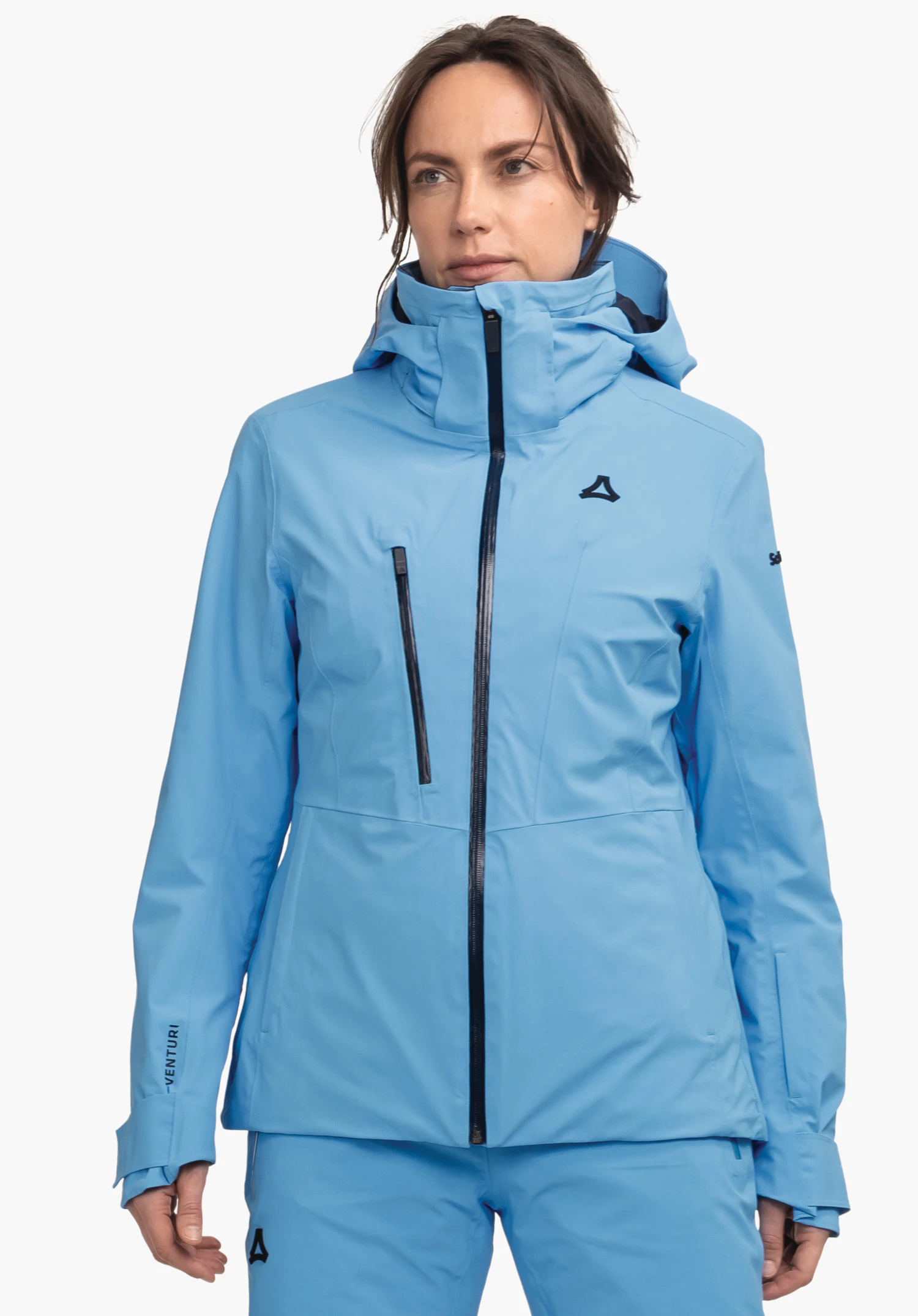 Jacket Style Pontre WMS veste bleu clair avec logo Schöffel, fermeture éclair frontale noire et capuche, portée par une femme devant un fond clair. Texte sur la manche:VENTURI.