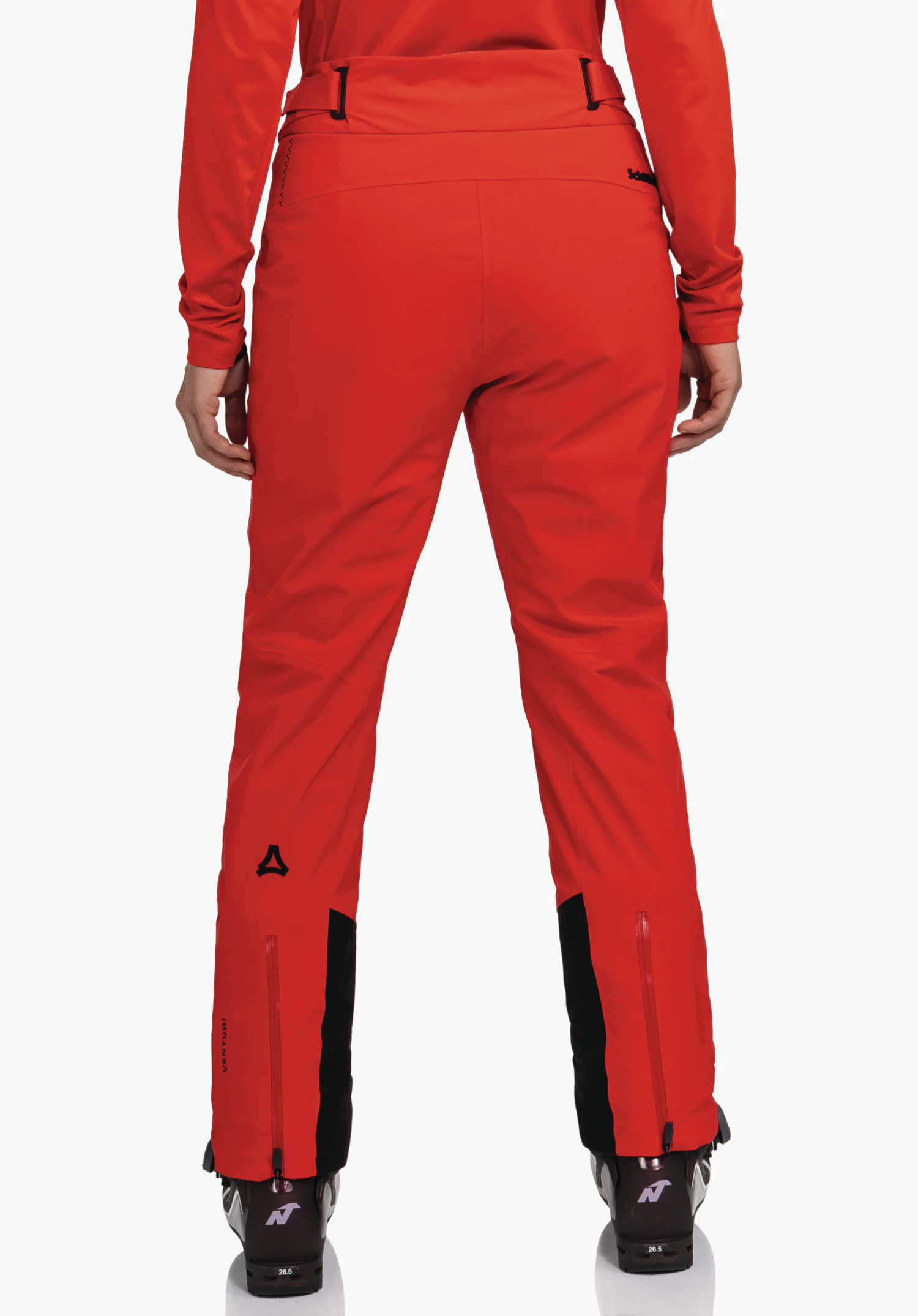 Pants Style Skayra WMS rode skihose, van achteren gedragen door een staande persoon; zwart Schöffel-logo op de linker kuit, context: witte studioachtergrond met zwarte skischoenen. Tekst: "Schöffel", "VENTURI", "N", "26.5".
