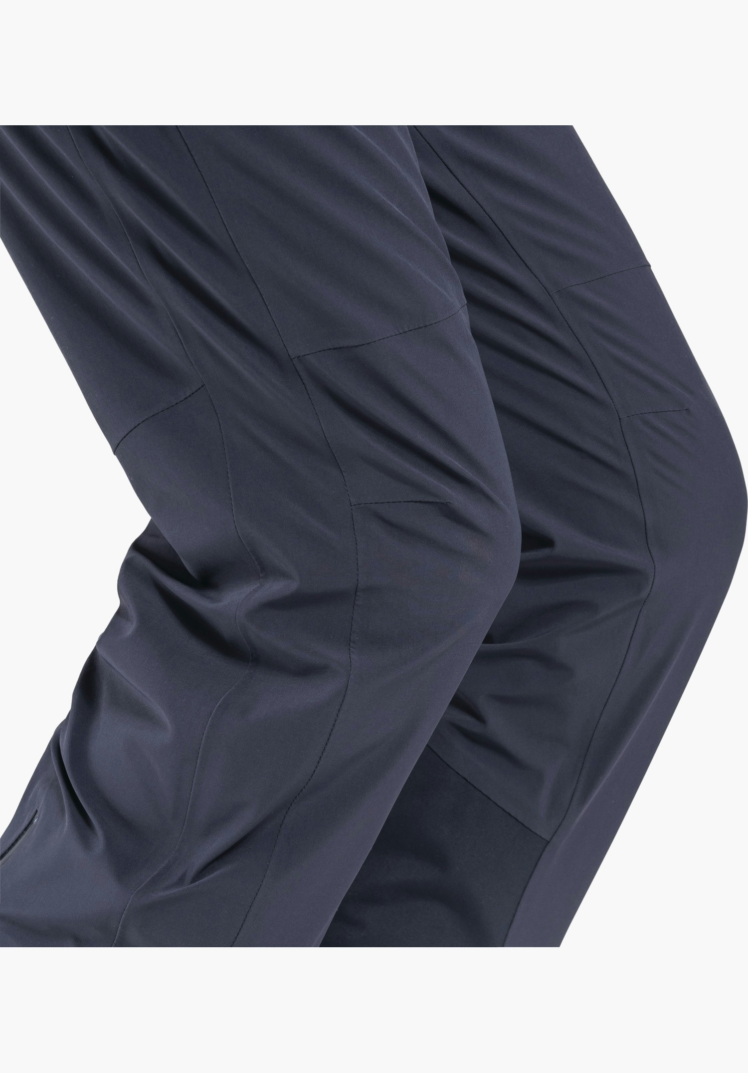Pants Style Skayra WMS toont de voorgevormde knieën van het blauwe technische materiaal voor optimale bewegingsvrijheid als close-up tegen een witte achtergrond.