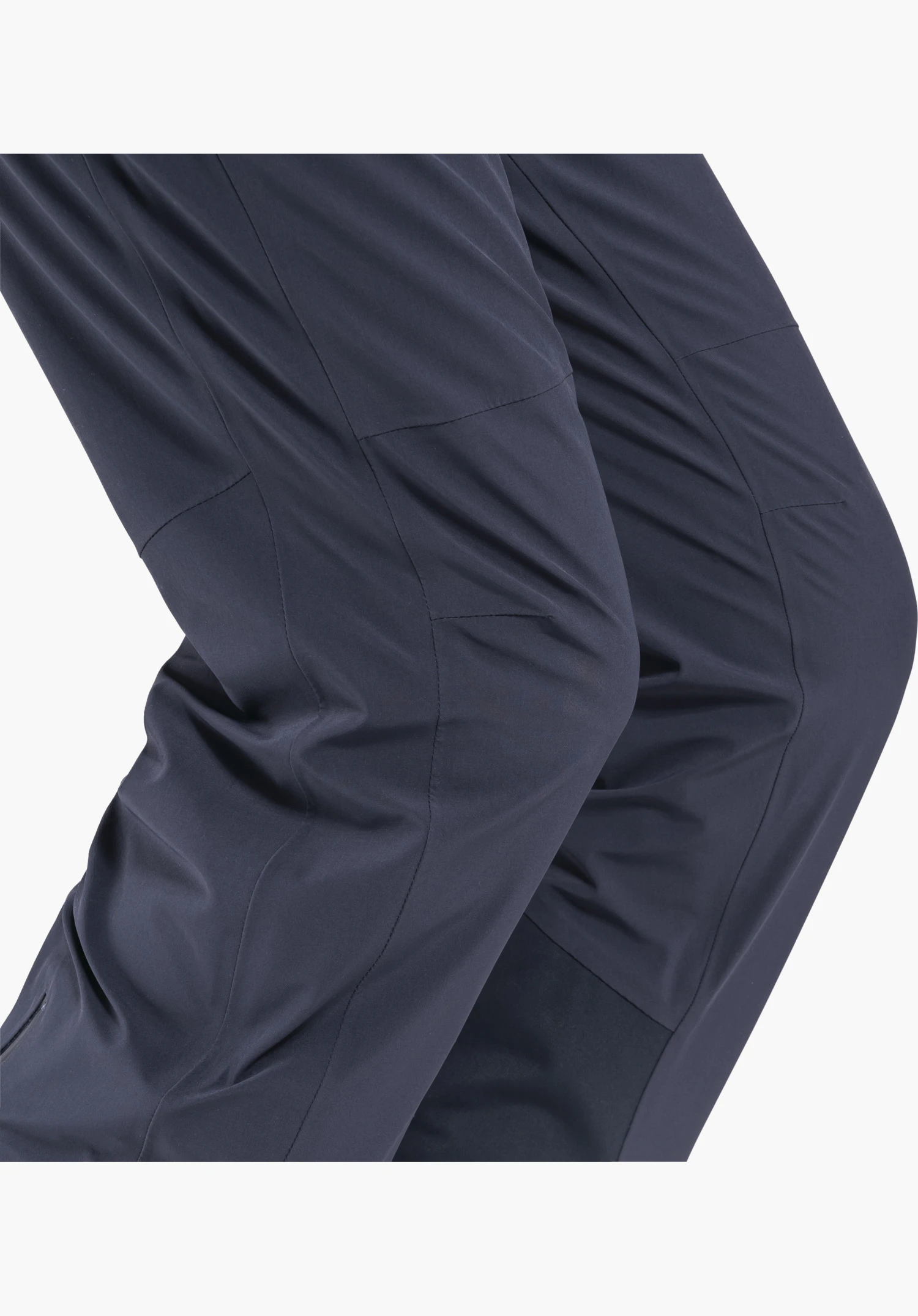 Pants Style Skayra WMS zeigt die vorgeformte Kniepartie des blauen Funktionsmaterials für optimale Bewegungsfreiheit als Nahaufnahme vor weißem Hintergrund.