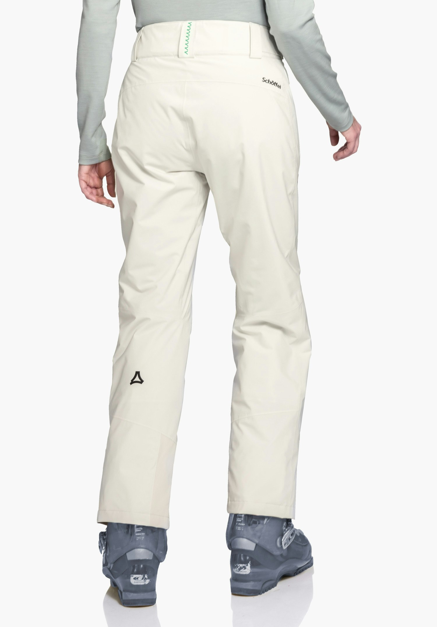 Pants Style Pine WMS pantalon de ski blanc clair, vue arrière; personne debout droite portant des chaussures de ski gris foncé. Texte sur la poche arrière droite: "Schöffel". Logo Schöffel sur le mollet gauche. Fond blanc.