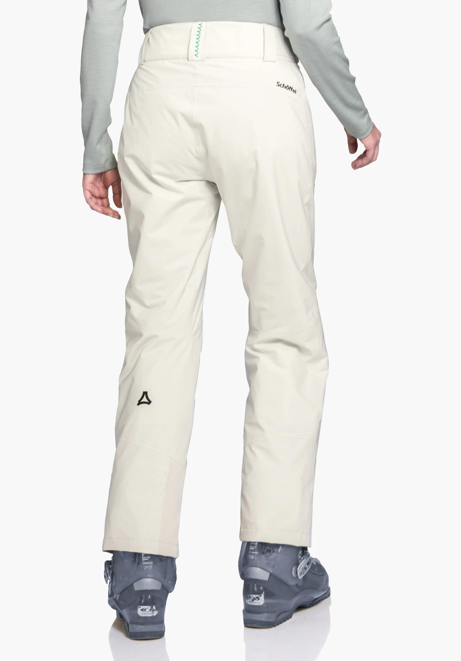 Pants Style Pine WMS lichtwitte skihose, achteraanzicht; persoon staat rechtop en draagt donkergrijze skischoenen. Tekst op de rechterachterzak: "Schöffel". Schöffel-logo op de linker kuit, witte achtergrond.