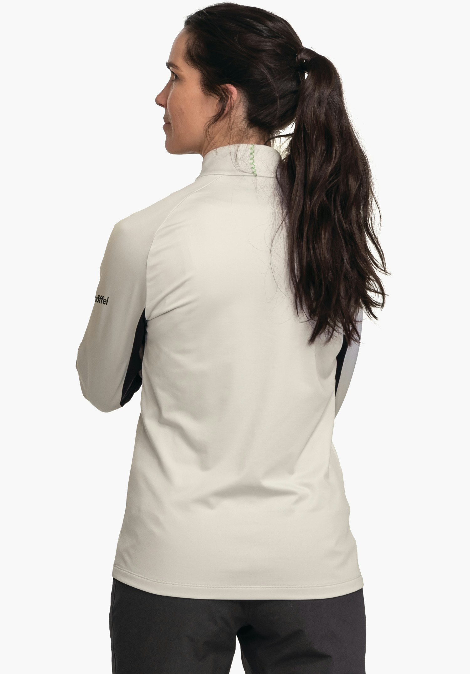 Longsleeve Style Safoon WMS Hellweißes Langarmoberteil, von einer Frau von hinten getragen; dunkler Pferdeschwanz; neutraler hellweiß Hintergrund. Auf Ärmel: "Schöffel".