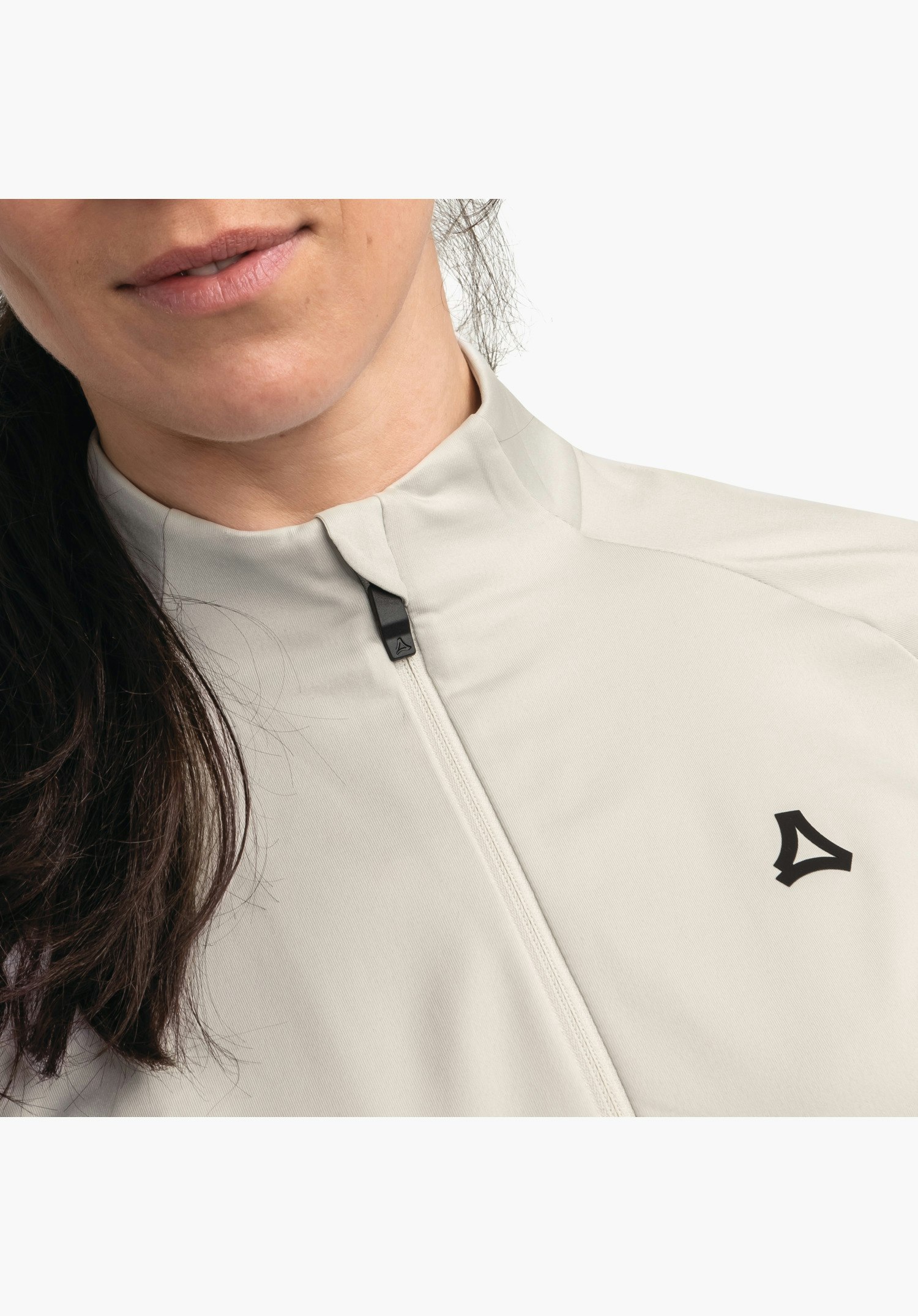 Longsleeve Style Safoon WMS zeigt den halben Reißverschluss am Stehkragen sowie das schwarze Schöffel-Logo auf der Brust in der Farbe natur. Nahaufnahme vor weißem Hintergrund.