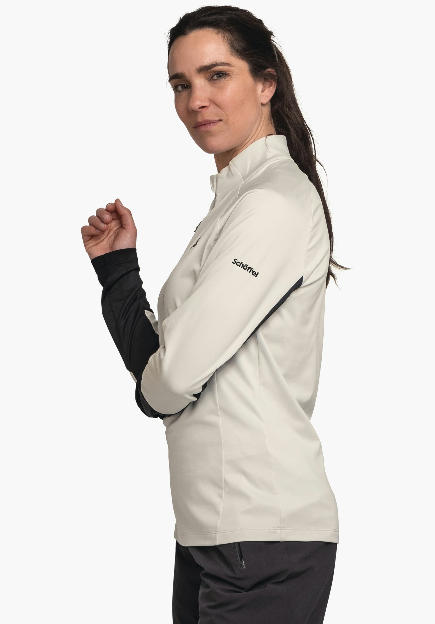 Longsleeve Style Safoon WMS Frau in hellgrauer Jacke steht seitlich, Arm angewinkelt, schaut in die Kamera; schwarzer Innenärmel sichtbar; Schriftzug "Schöffel" auf dem Ärmel; vor weißem Hintergrund.