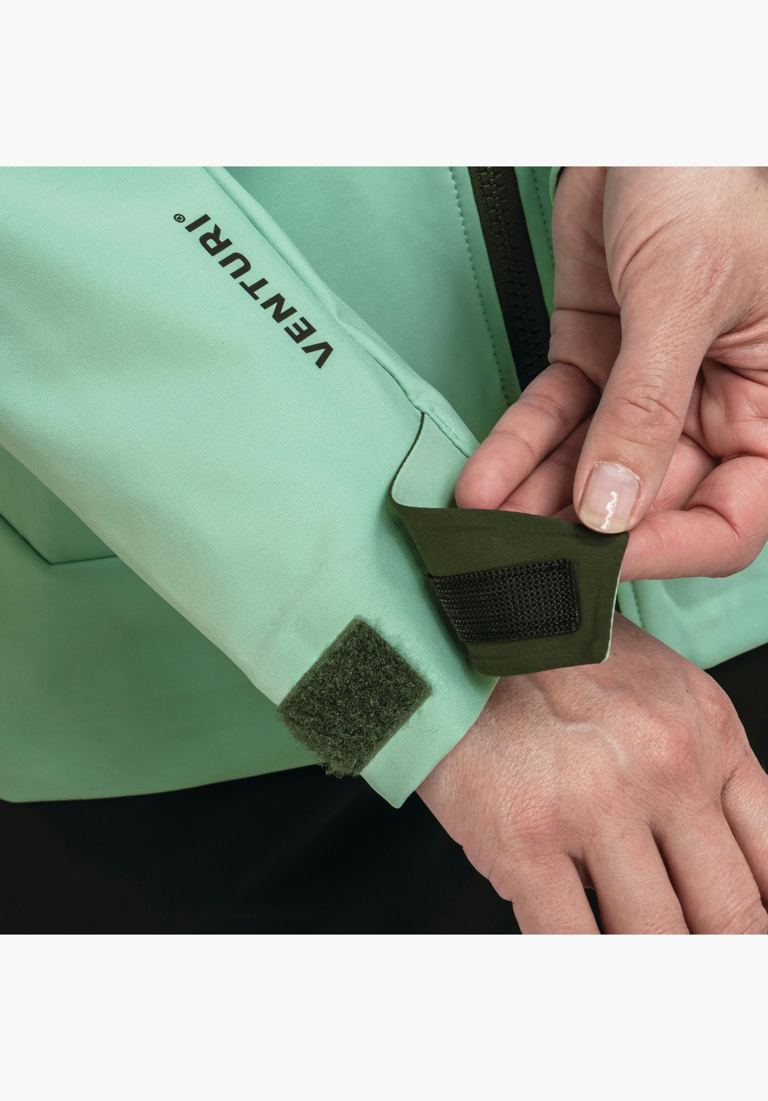Softshell Jk Style Milagle WMS, verstellbarer Ärmelabschluss mit Klettverschluss und Venturi-Schriftzug auf dem grünen Material, Nahaufnahme vor weißem/neutralem Hintergrund.