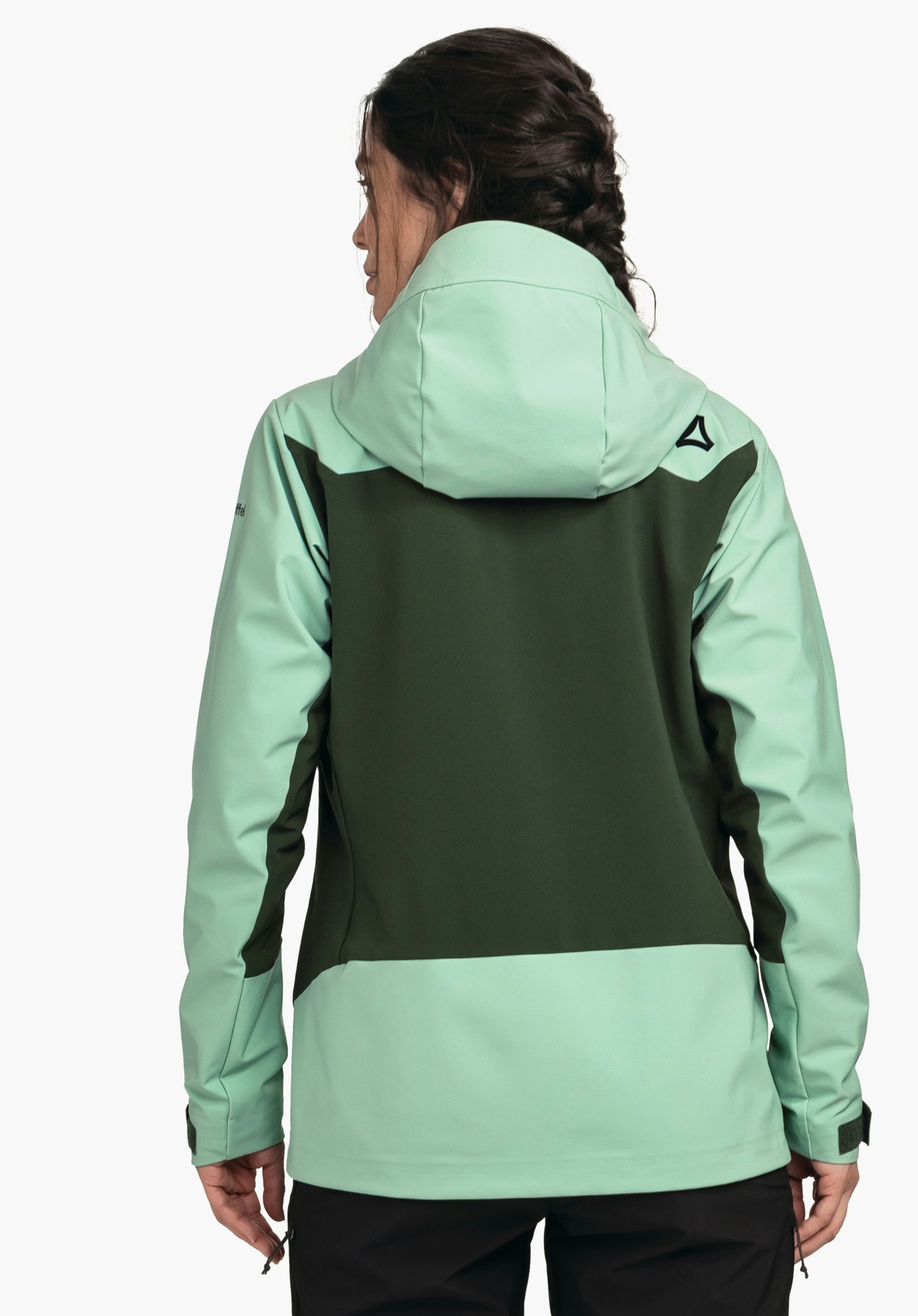Softshell Jk Style Milagle WMS hellgrüne und dunkelgrüne Damenjacke mit Kapuze, von hinten getragen; Person steht mit Rücken zur Kamera; Schöffel-Logo auf rechter Schulter; neutraler weißer Hintergrund.