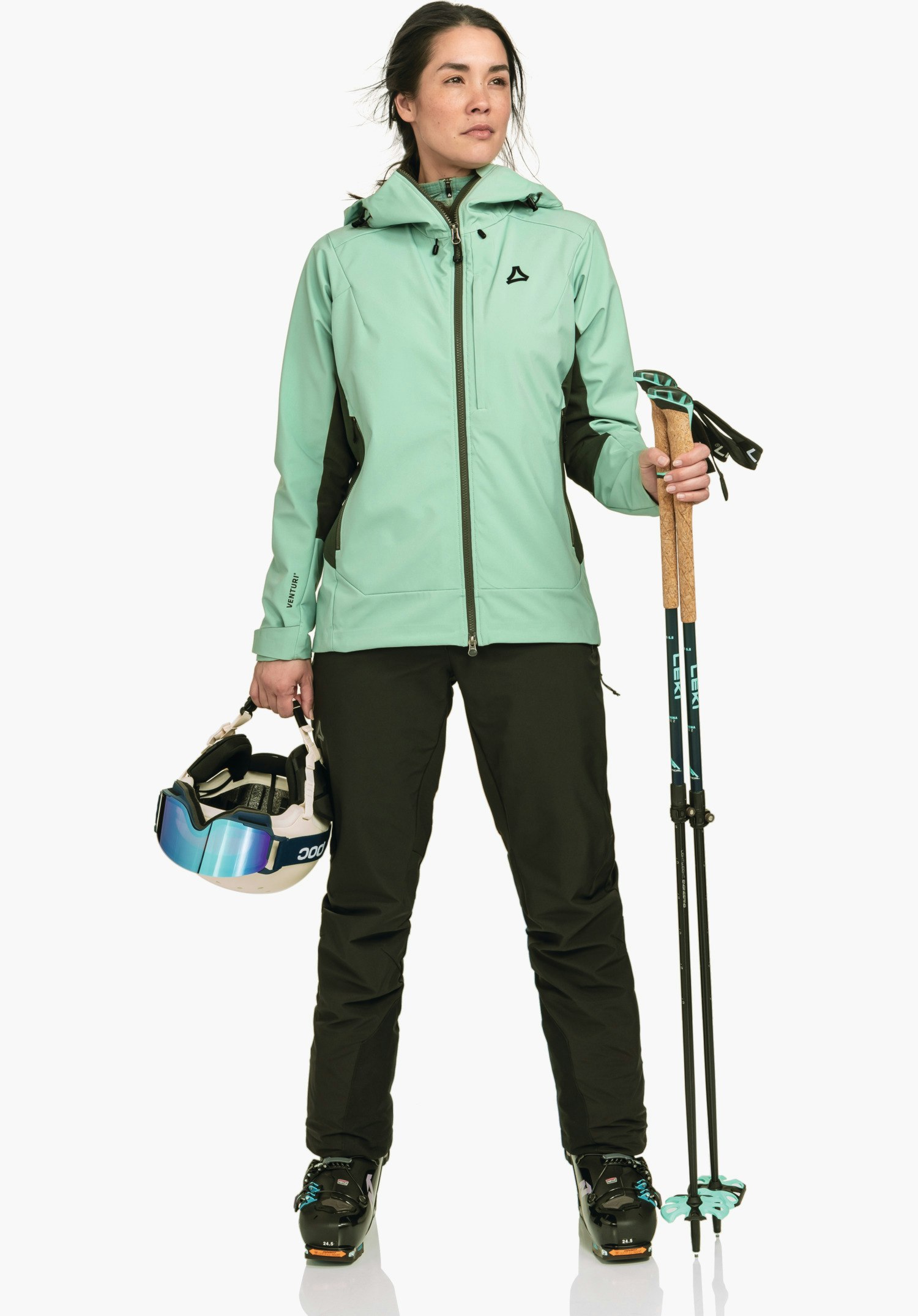 Softshell Jk Style Milagle WMS zeigt das Schöffel-Logo auf der grünen Brustpartie neben dem Frontreißverschluss als Nahaufnahme vor weißem/neutralem Hintergrund.