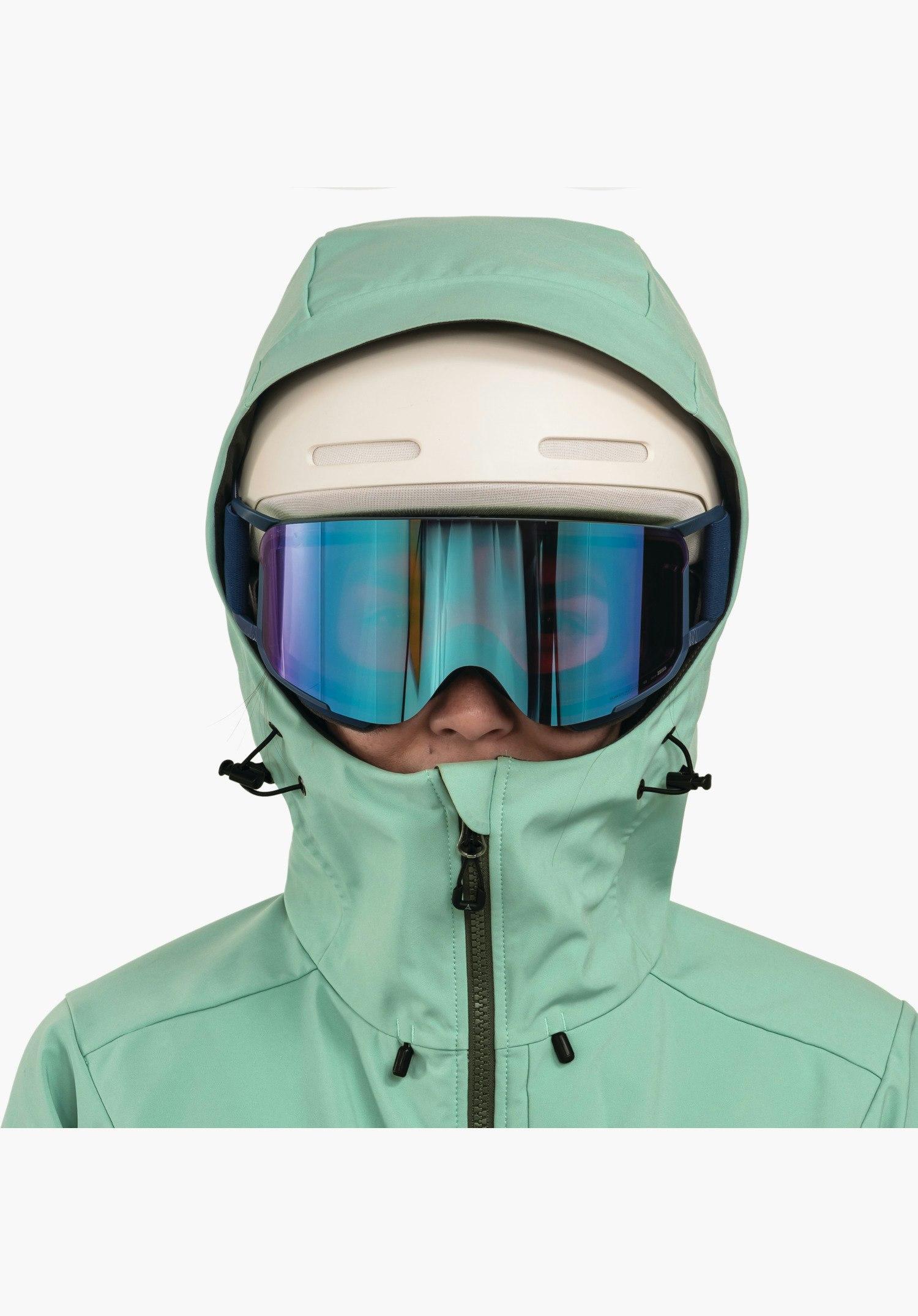 Softshell Jk Style Milagle WMS zeigt die helmtaugliche Kapuze und den hochschließenden Kragen in Grün, getragen mit Helm und Skibrille, Nahaufnahme vor weißem/neutralem Hintergrund.