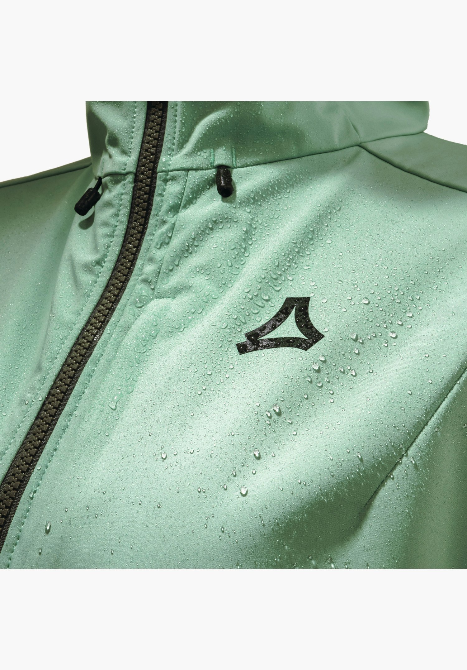Softshell Jk Style Milagle WMS, das wasserabweisende Material in Grün mit Wassertropfen, dem schwarzen Schöffel-Logo und dem Frontreißverschluss, Nahaufnahme vor weißem/neutralem Hintergrund.