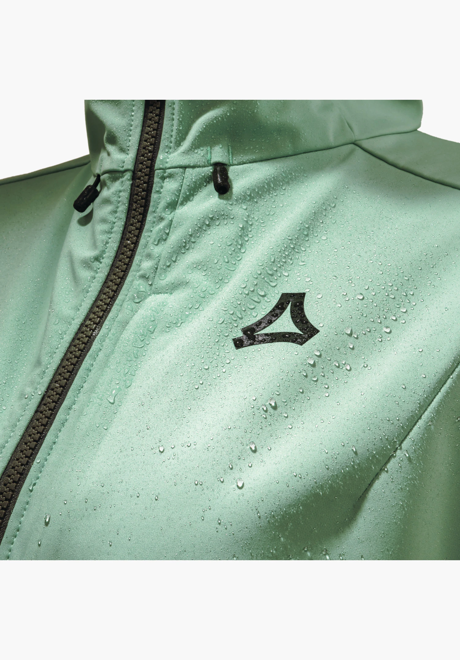 Softshell Jk Style Milagle WMS, le tissu déperlant en vert avec des gouttelettes d'eau, le logo Schöffel noir et la fermeture éclair frontale, gros plan sur fond blanc/neutre.