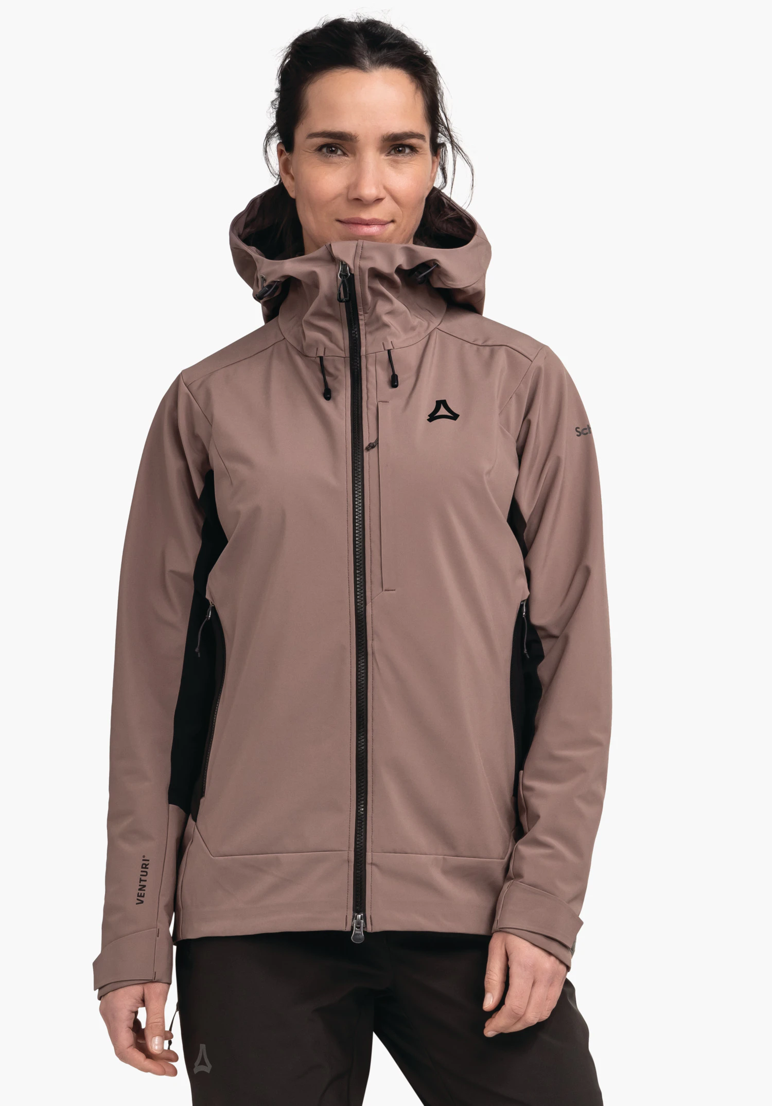 Softshell Jk Style Milagle WMS Jacke mit Schöffel-Logo auf der Brust, wird frontal von einer Frau getragen, Kapuze hochgezogen, vor weißem Hintergrund; Ärmeltext: "VENTURI" und "Schöffel".