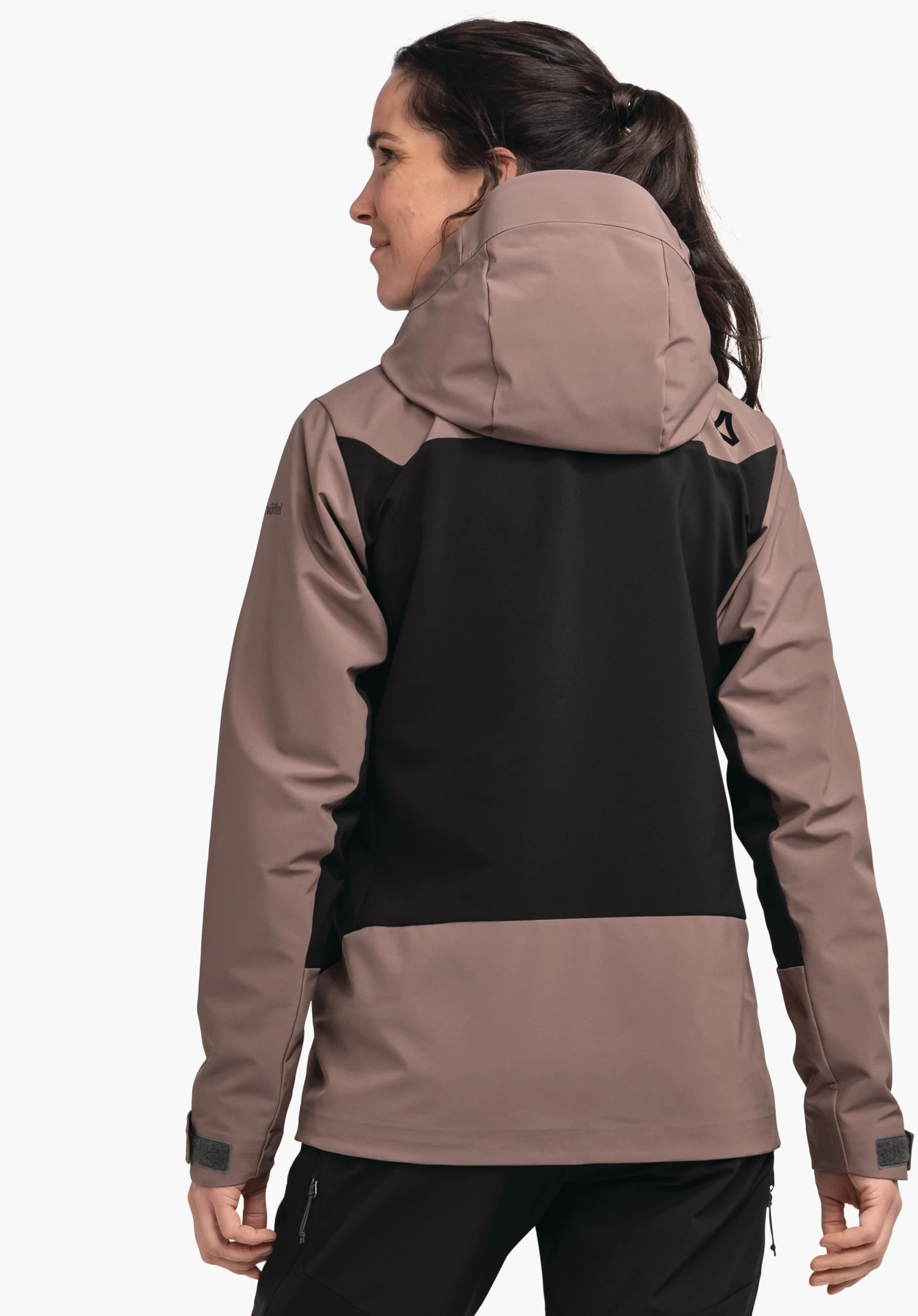 Softshell Jk Style Milagle WMS veste violet foncé et noir, vue arrière; personne portant la capuche, légèrement tournée vers la gauche devant un fond clair. Logo Schöffel visible sur l’épaule droite.