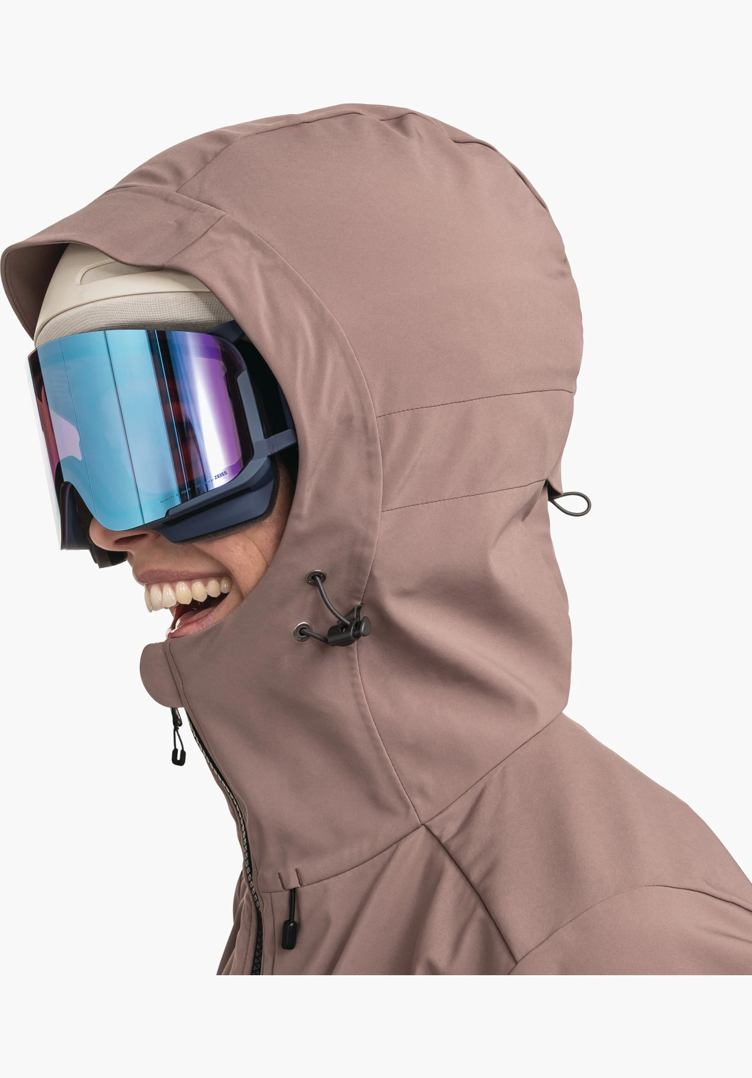 Softshell Jk Style Milagle WMS – vue détaillée de la capuche compatible avec le casque, portée sur un casque de ski, et du col haut ajustable en violet. Gros plan sur fond blanc/neutre.