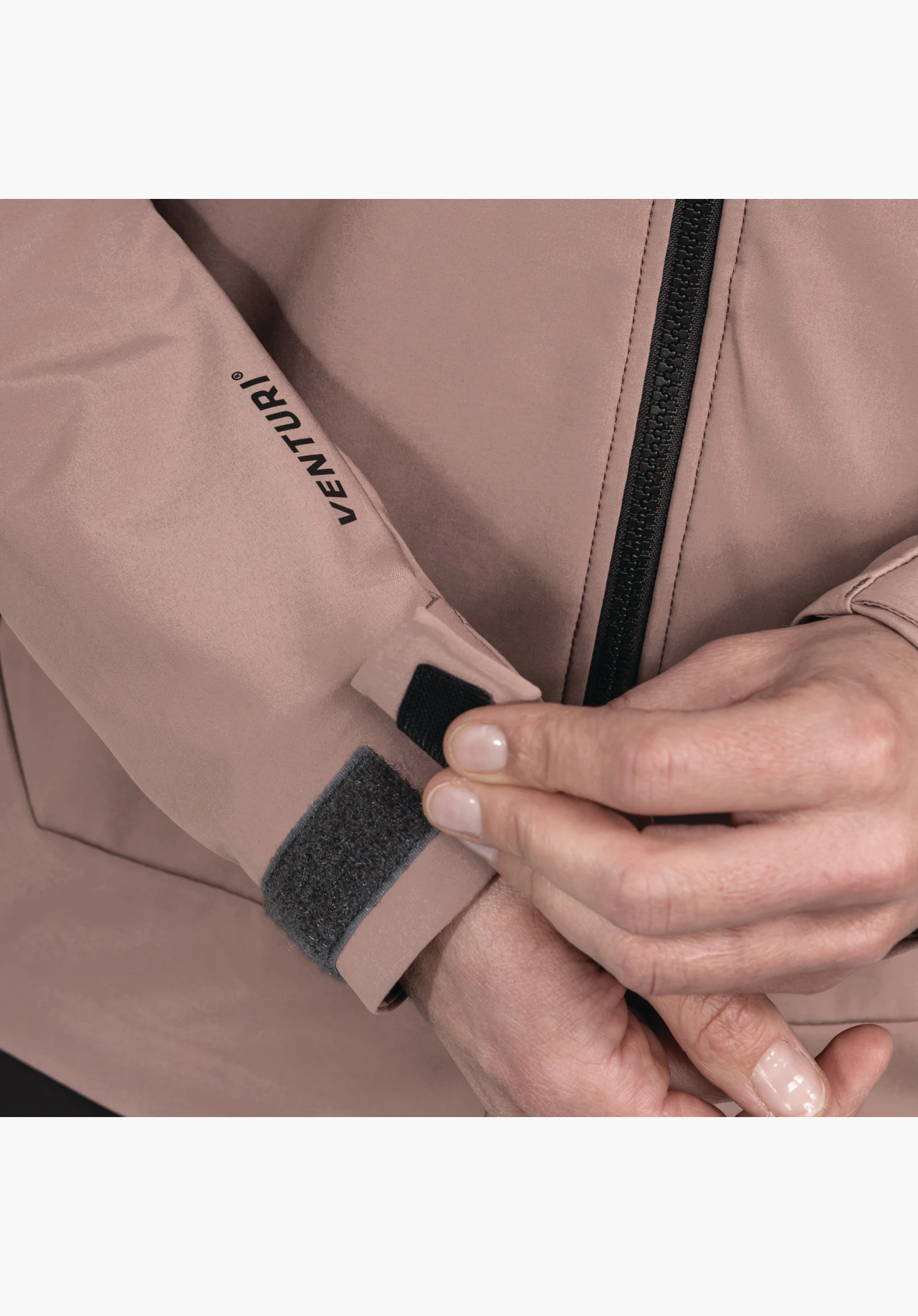 Softshell Jk Style Milagle WMS montre le poignet réglable avec fermeture velcro ainsi que l'inscription Venturi sur la matière technique violette, gros plan sur fond blanc/neutre.