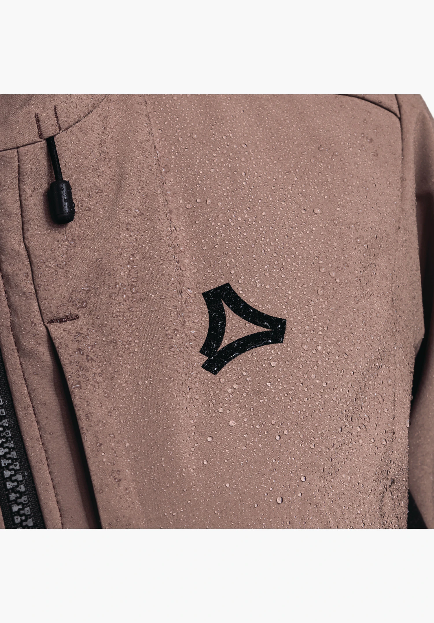 Softshell Jk Style Milagle WMS montre le logo Schöffel noir et des gouttes d'eau sur le tissu technique violet. Gros plan sur fond blanc/neutre.
