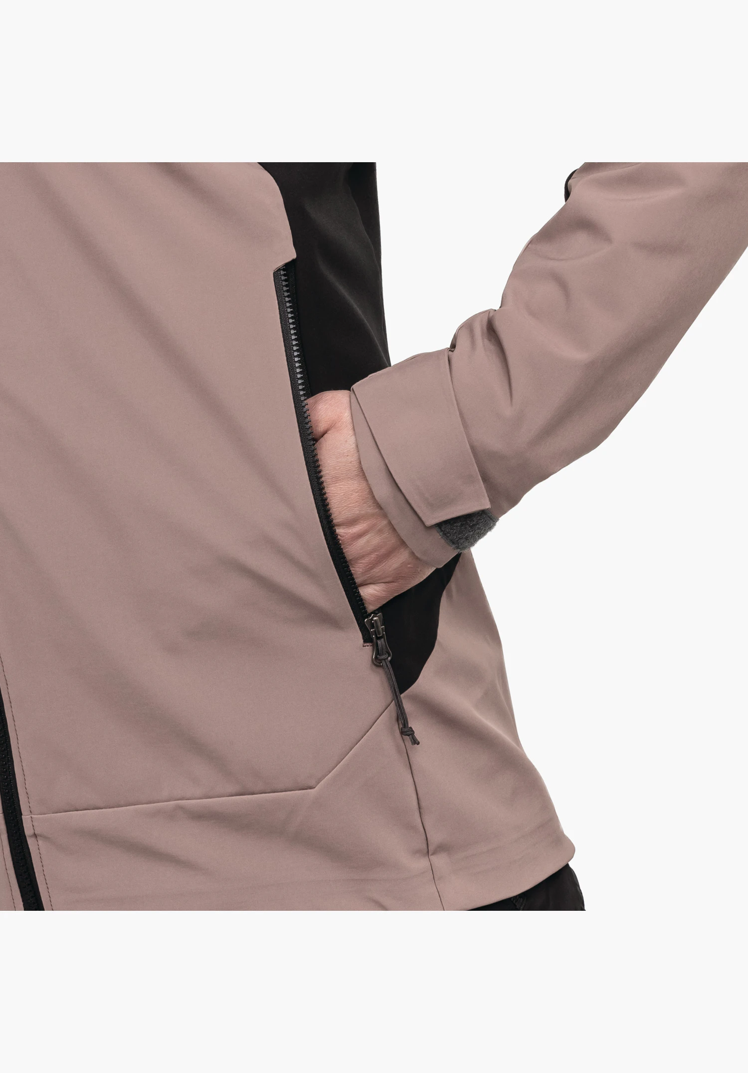 Softshell Jk Style Milagle WMS détail de fermeture avec crochet coulissant et boutons-pression sur tissu softshell violet, une main manipulant l'attache. Gros plan sur fond blanc/neutre.