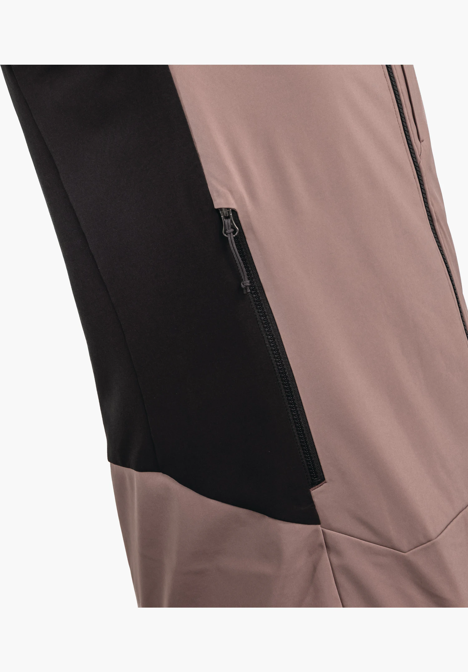 Softshell Jk Style Milagle WMS présente une poche latérale zippée à la transition avec l'empiècement contrastant noir sur le tissu softshell lila, en gros plan sur fond blanc.