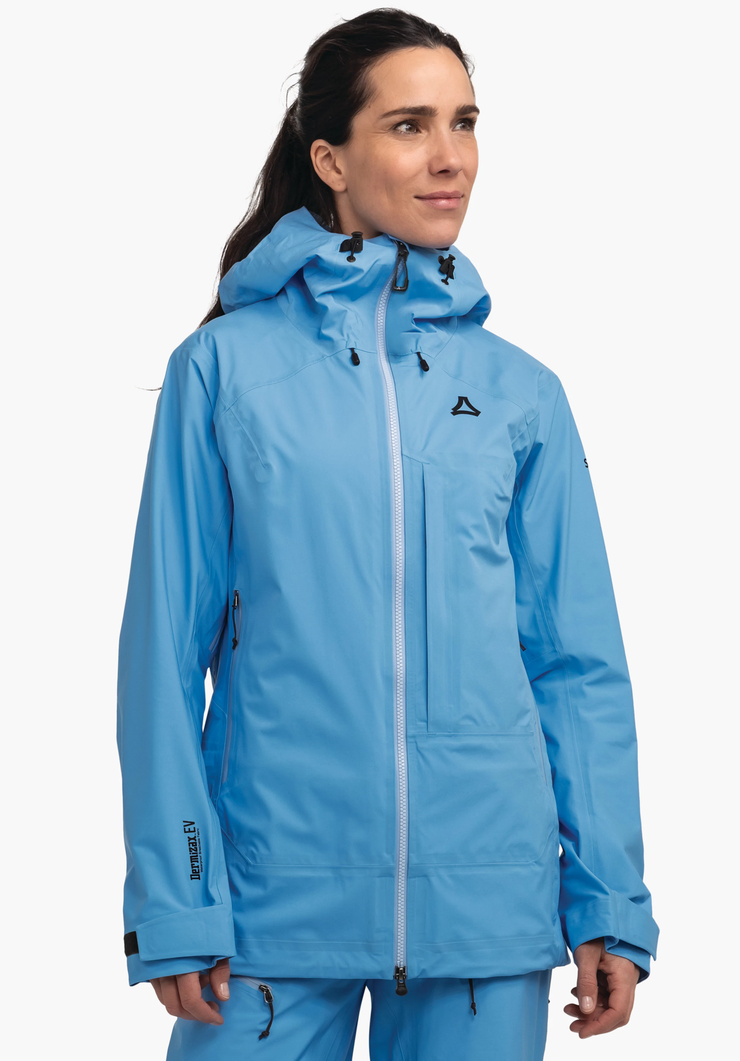 Jacket Style Milagle WMS hellblaue Jacke mit Schöffel-Logo; Frau trägt sie und schaut leicht nach rechts; Studiohintergrund hell. Text auf Ärmel: Dermizax EV.